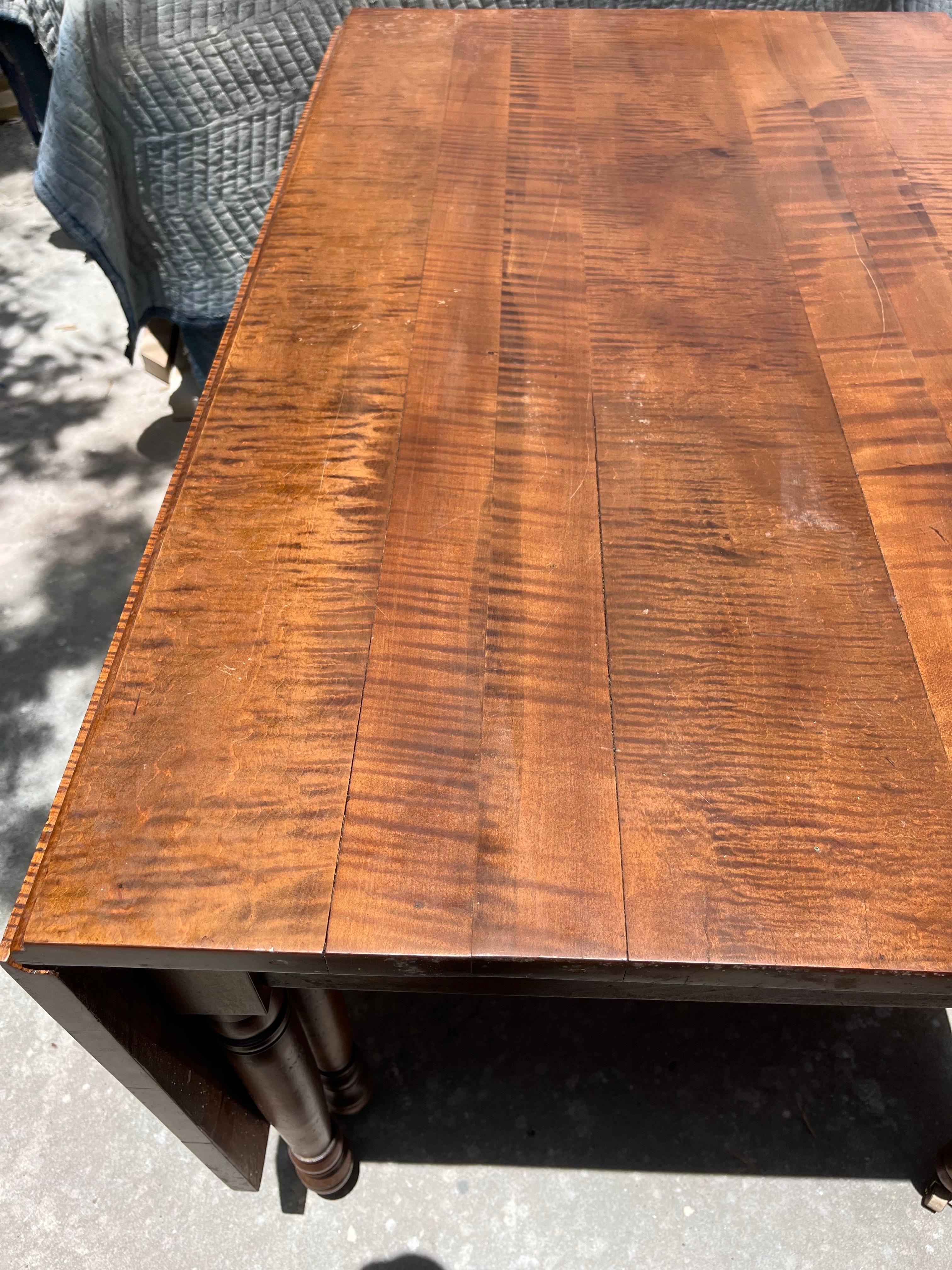 19th Century American Sheraton Tiger Maple Drop Leaf Dining Table im Zustand „Gut“ im Angebot in Vero Beach, FL