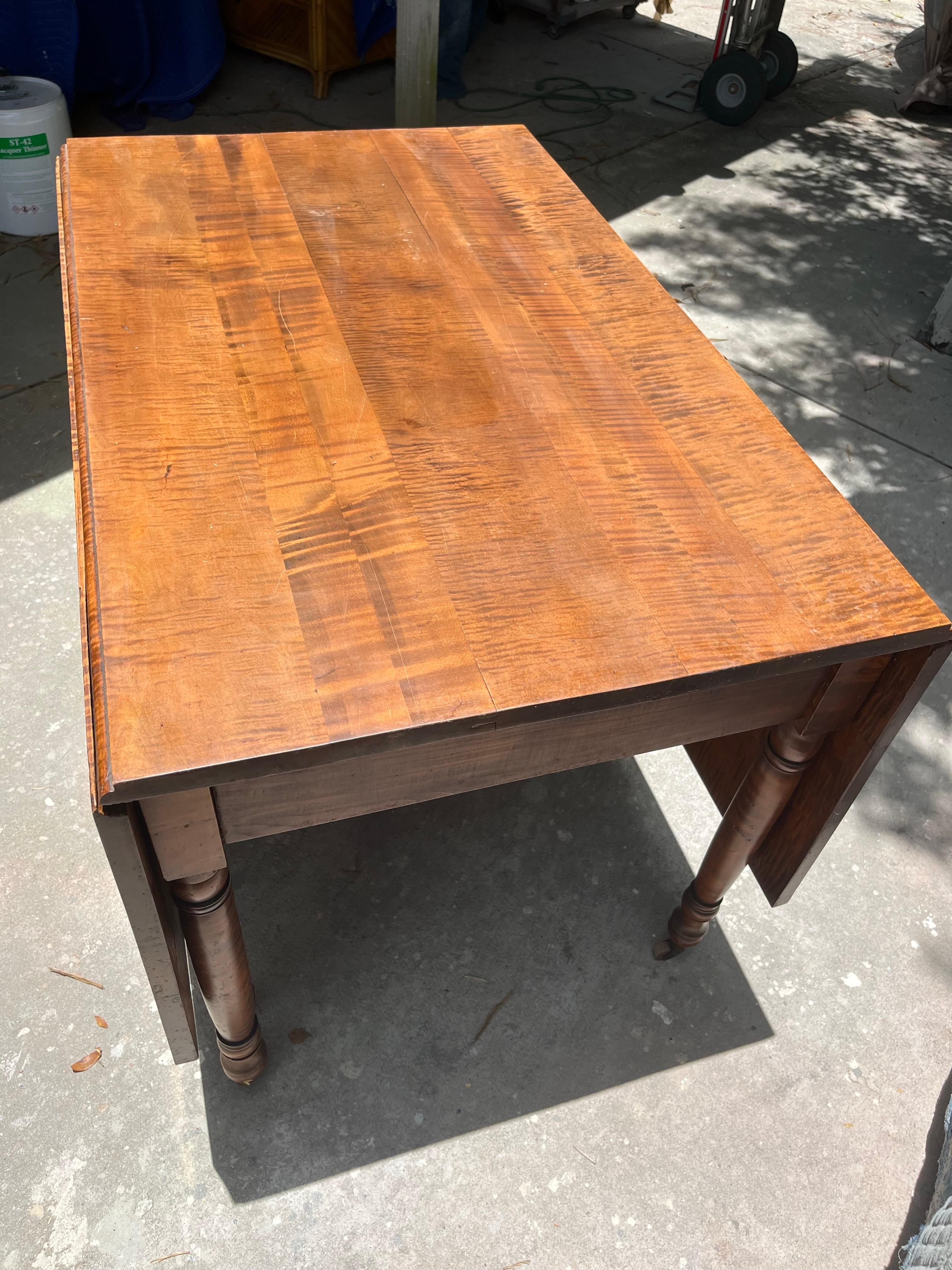 19th Century American Sheraton Tiger Maple Drop Leaf Dining Table (19. Jahrhundert) im Angebot