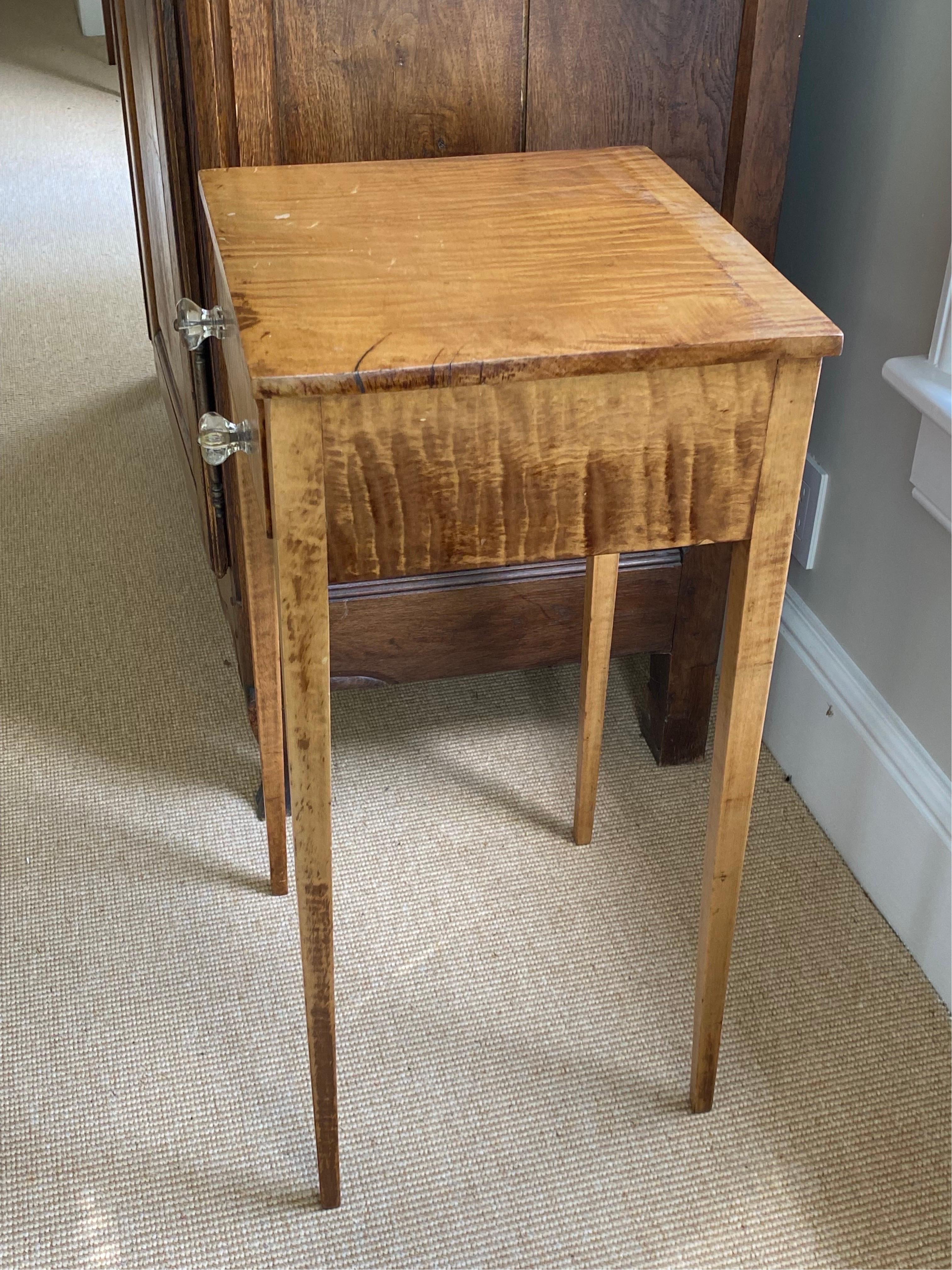 19th Century American Sheraton Tiger Maple Single Drawer Stand with Glass Knobs For Sale 2