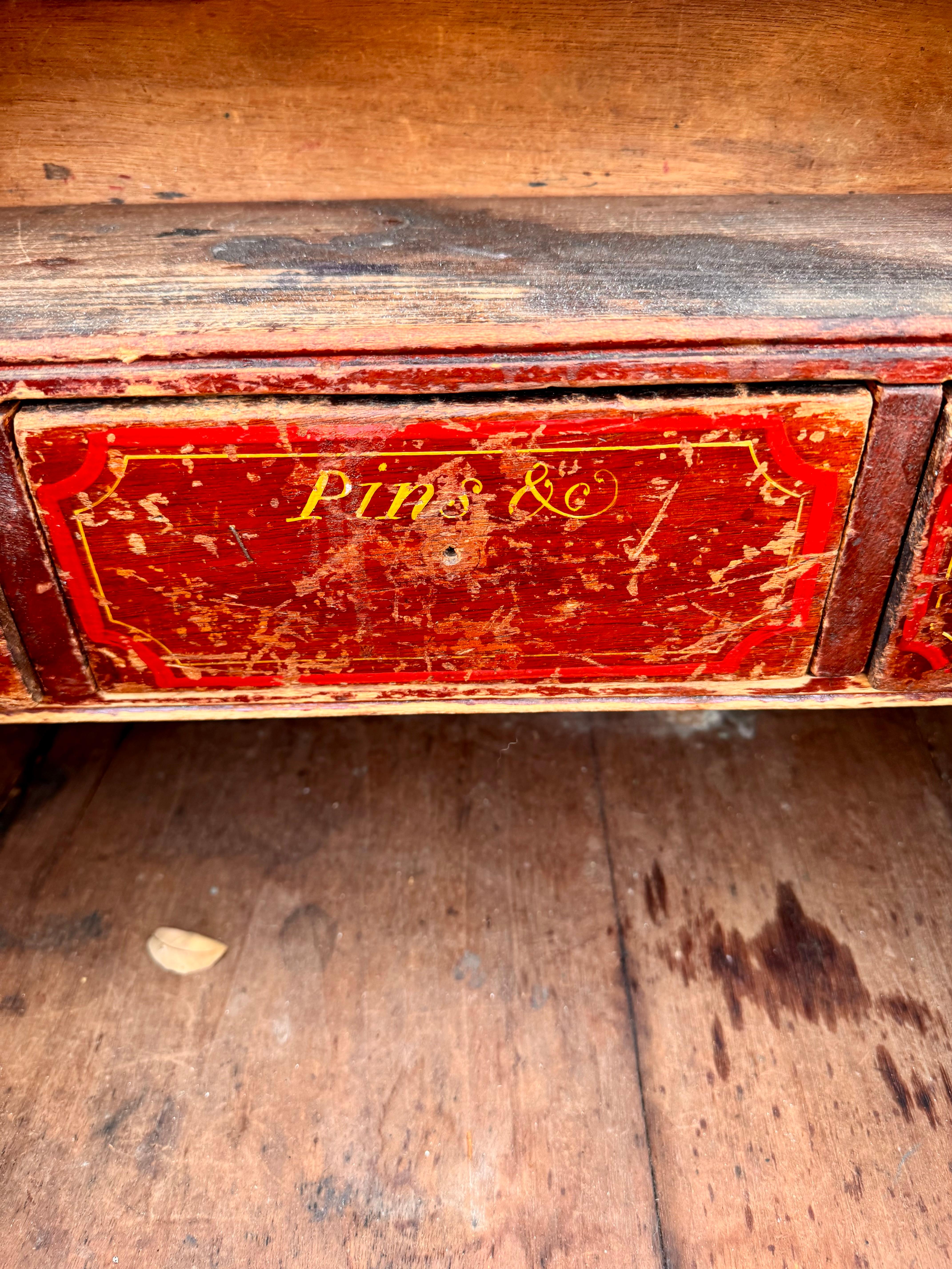 Scrivania dipinta in stile svedese del XIX secolo con fronte inclinato, comunemente usata dai commercianti nel 1800. La scrivania è dotata di un pannello frontale incernierato che si apre per rivelare gli scomparti per i materiali di scrittura, le
