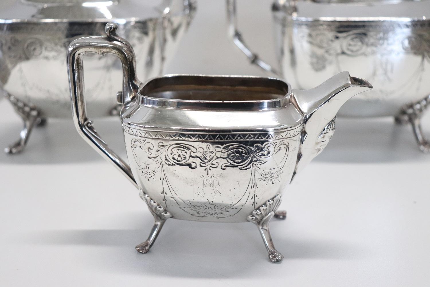 Schönes Tee- und Kaffeeservice aus Silber vom Ende des 19. Jahrhunderts. Raffinierte, fein ziselierte Verzierungen. Mark Reed & Barton. Perfekt, um einen Tisch mit Klasse zu verschönern.