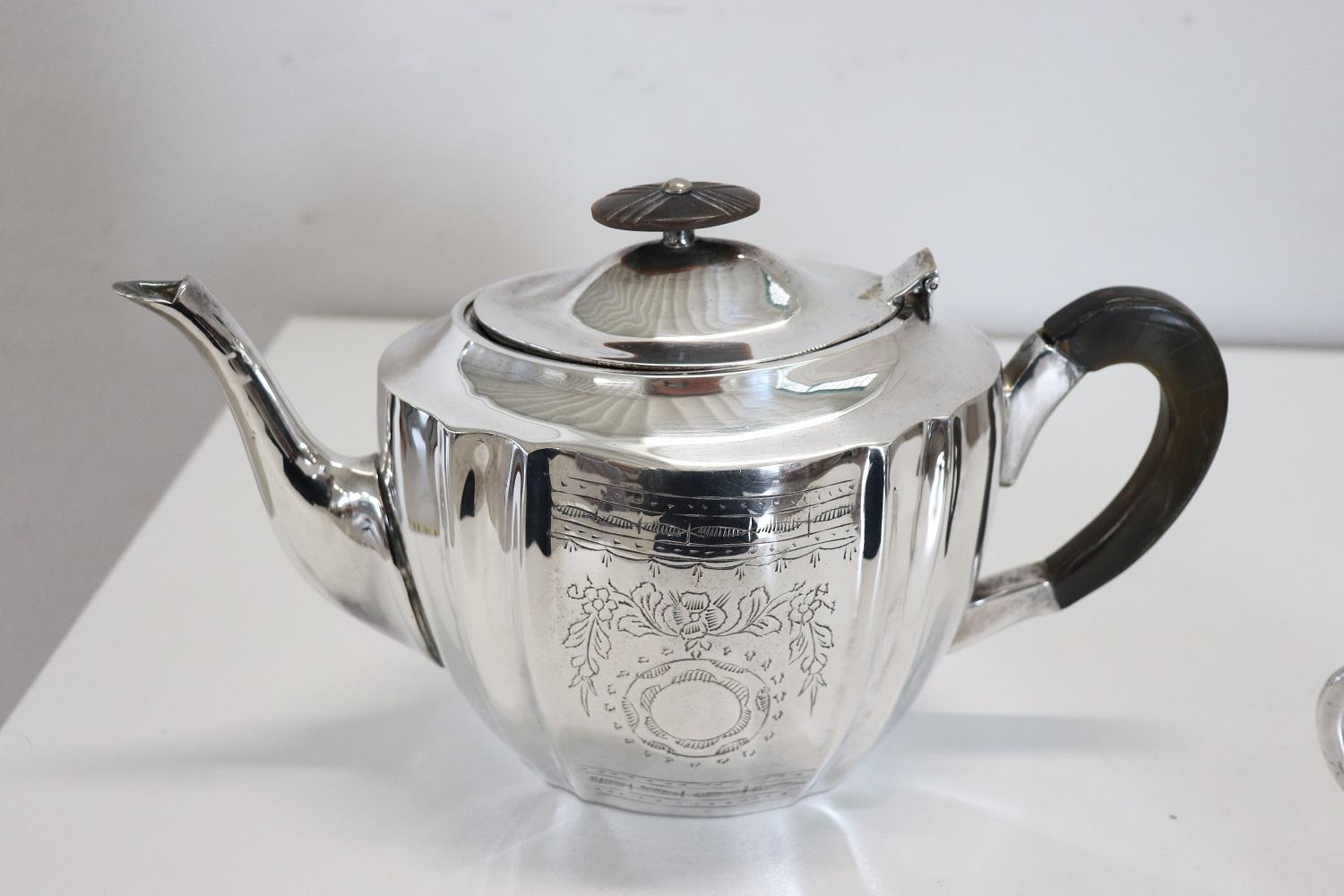 Beautiful late 19th century silver plate tea or coffee set. Refined finely chiseled decorations. Mark Royal Family. Perfect for embellishing a table with class.
