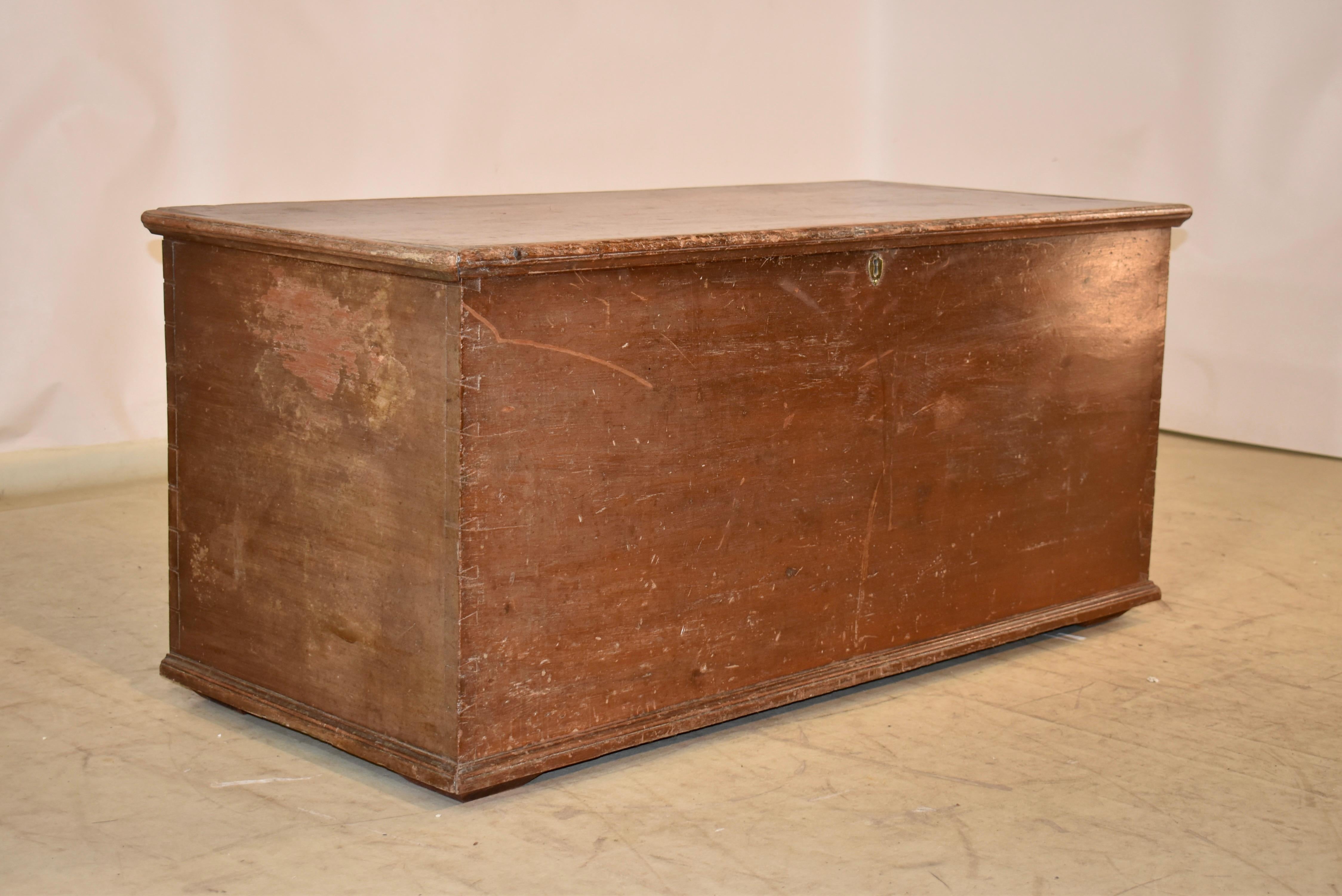 Coffre à couvertures en pin américain du début du 19e siècle, composé de six planches.  La couleur est un brun rougeâtre brique et est d'origine.  Les charnières semblent être d'origine et, une fois ouvertes, elles révèlent une boîte à bougies.  Il