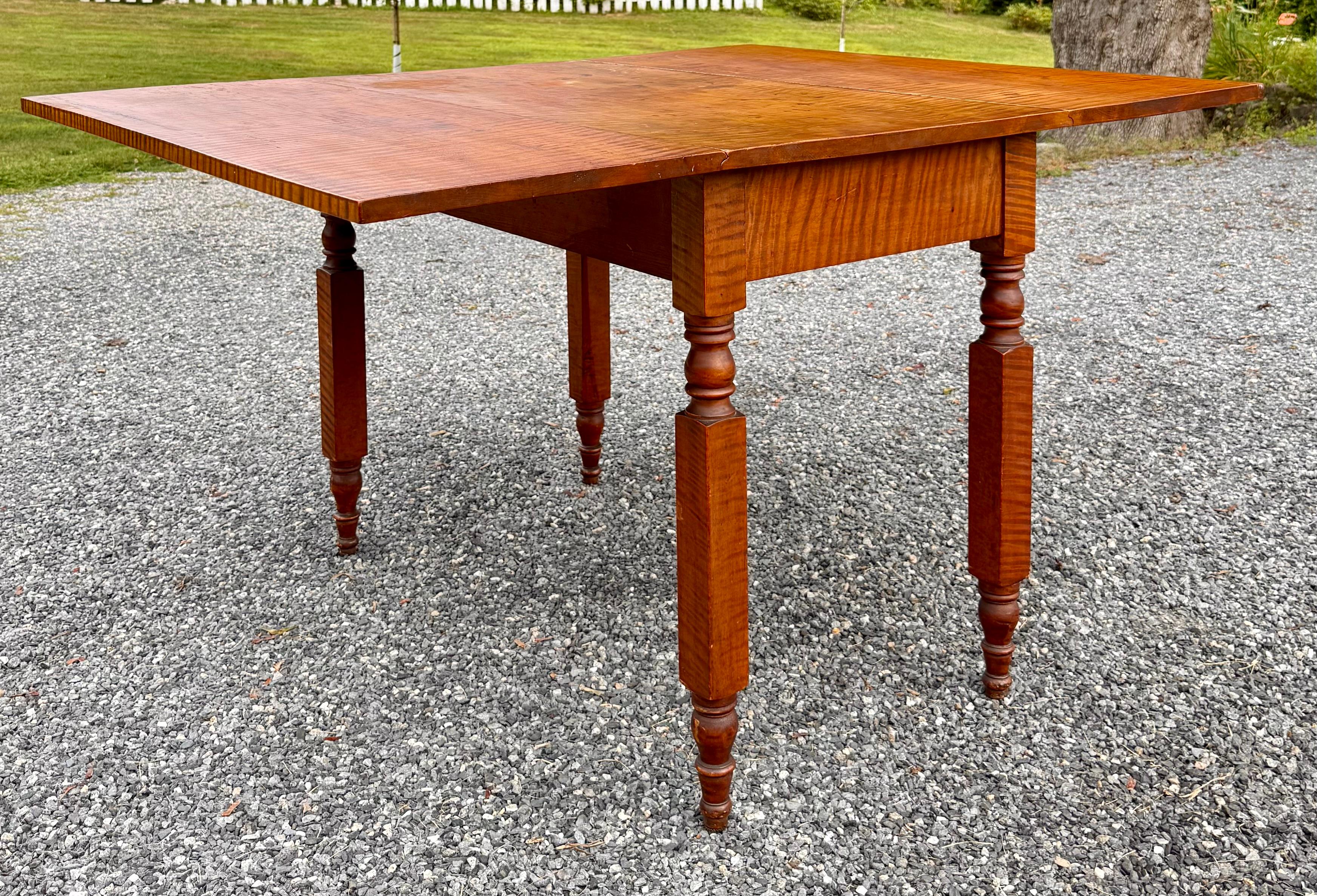 Table à feuilles tombantes en érable tigré massif du 19e siècle américain Bon état - En vente à Wiscasset, ME