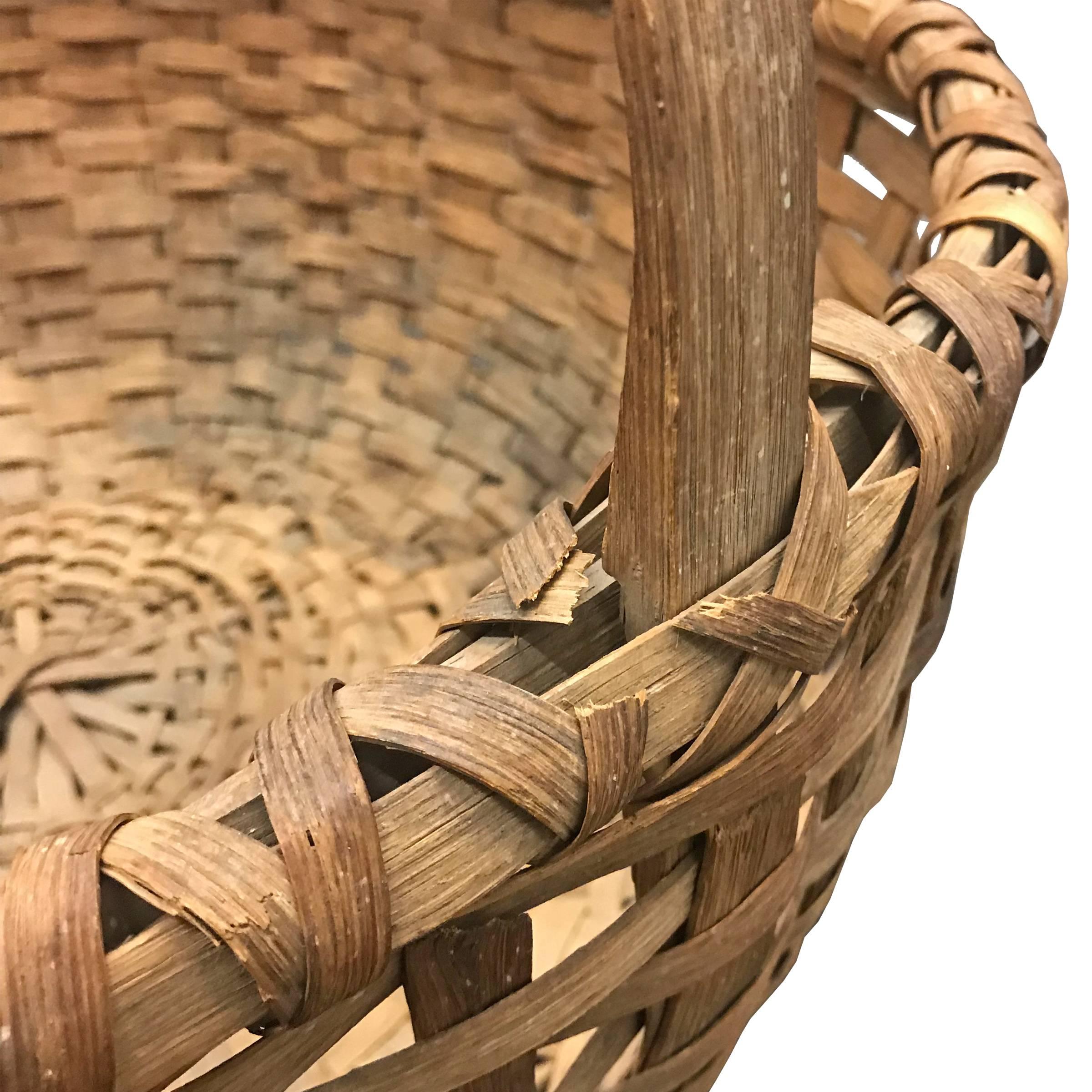 19th Century American Splint Oak Gathering Basket In Good Condition For Sale In Chicago, IL