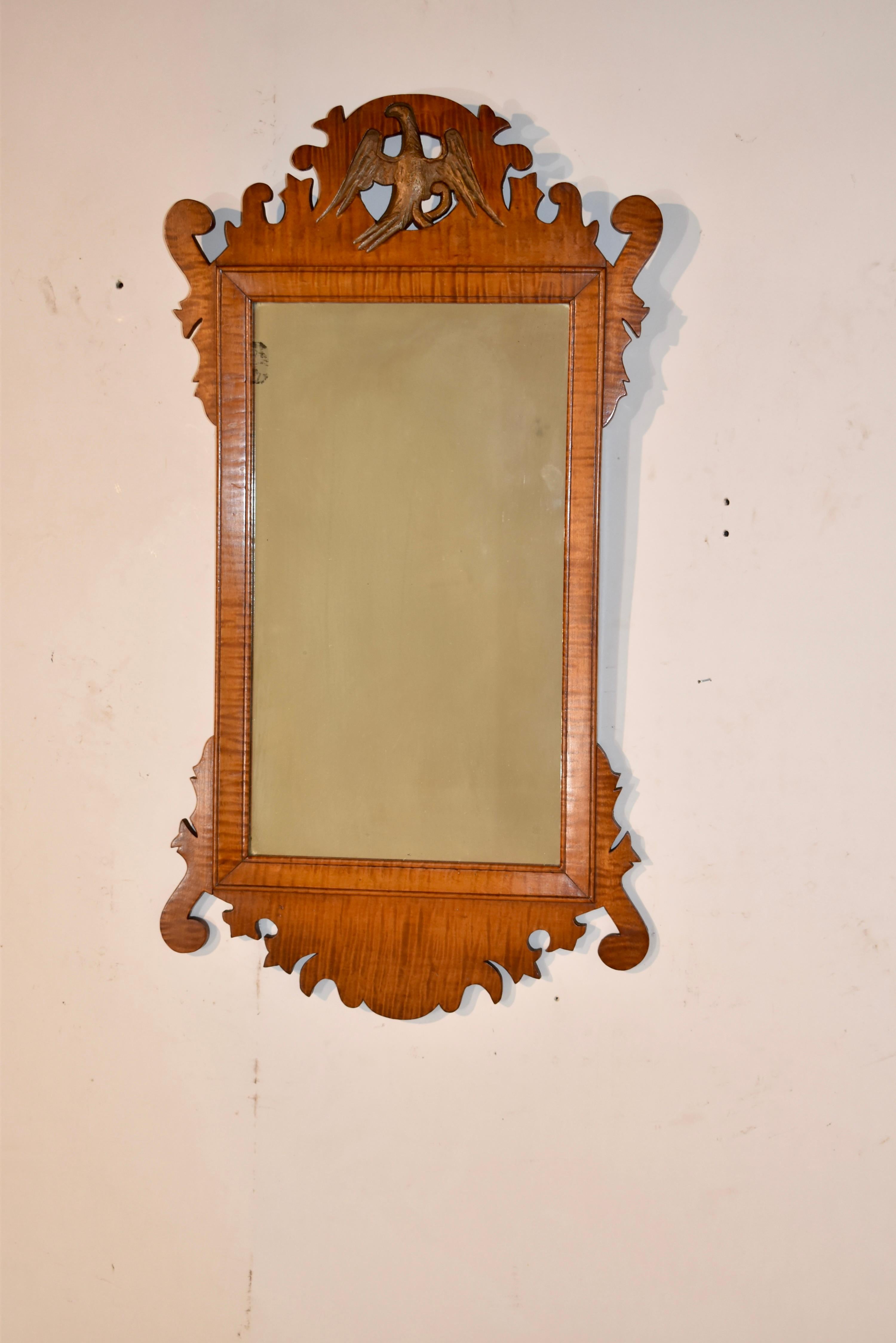 Miroir mural du 19e siècle en érable tigré.  Le cadre du miroir est façonné et a  des pièces supérieures et inférieures de forme merveilleuse qui prolongent la hauteur du miroir et lui donnent plus de grandeur qu'un simple cadre.  Dans la partie