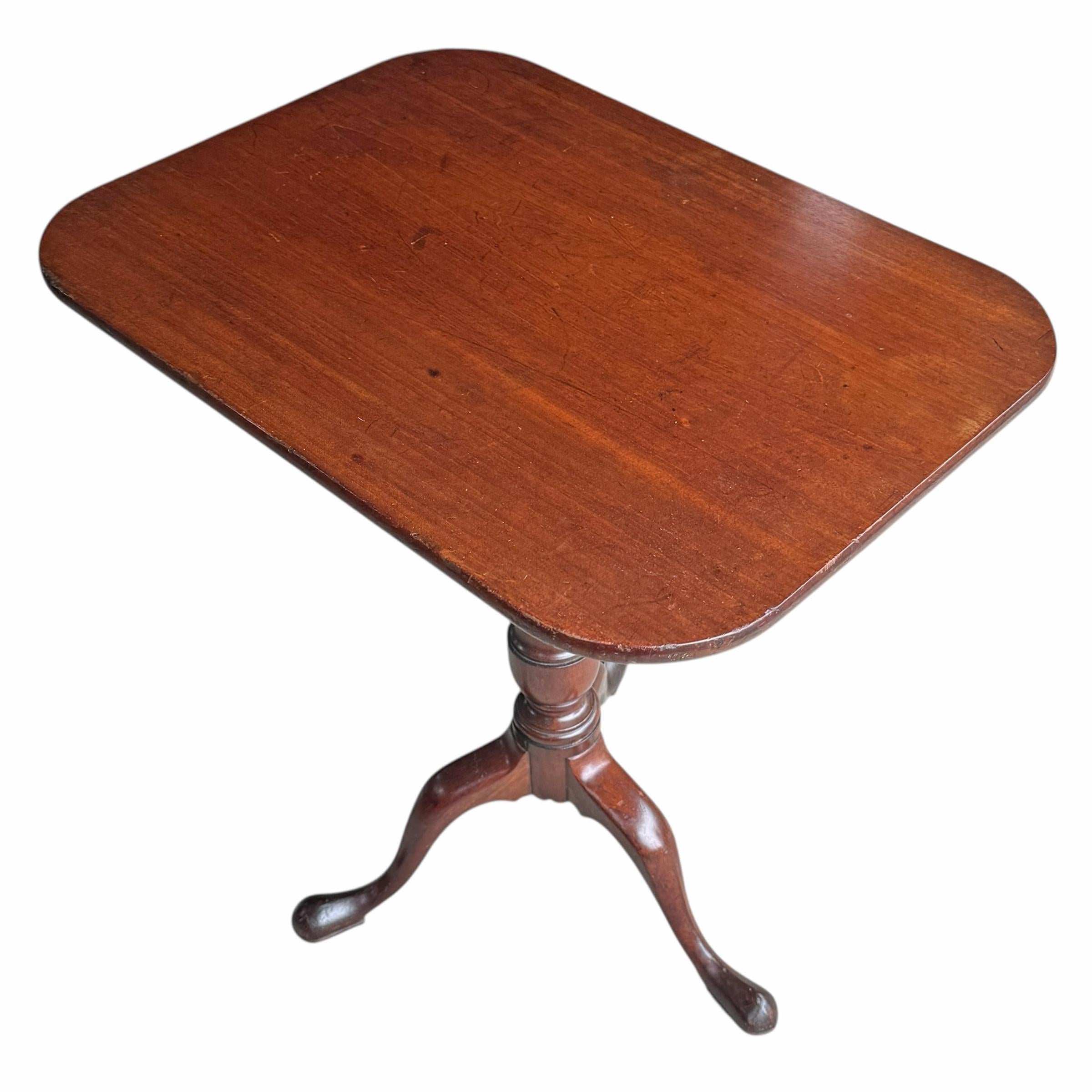 Queen Anne 19th Century American Tilt-Top Table For Sale