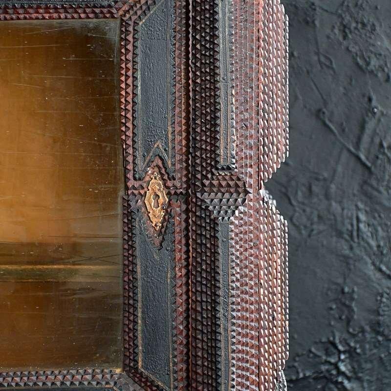 Arte popolare Gabinetto di Tramp Art americano del XIX secolo in vendita