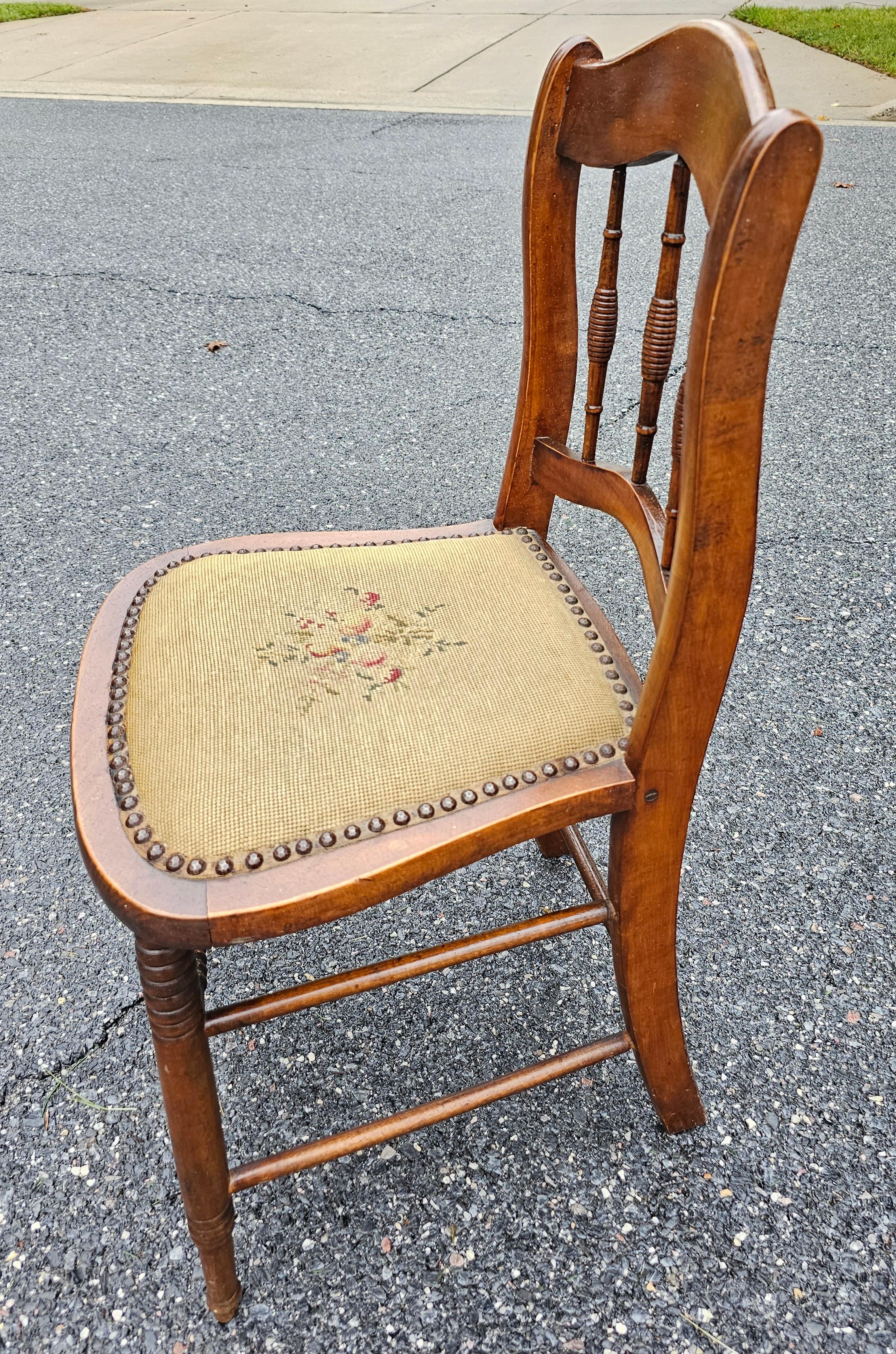 Fait main Paire de chaises d'appoint en noyer américain du XIXe siècle et à assise tapissée de points d'aiguille en vente