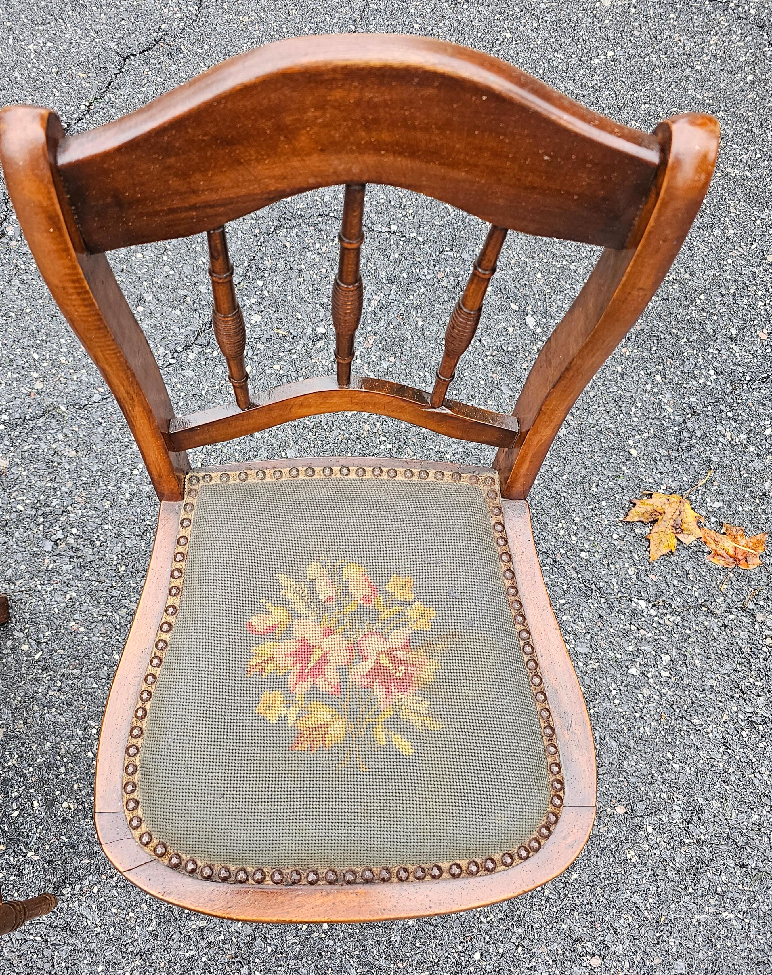 Paire de chaises d'appoint en noyer américain du XIXe siècle et à assise tapissée de points d'aiguille Bon état - En vente à Germantown, MD