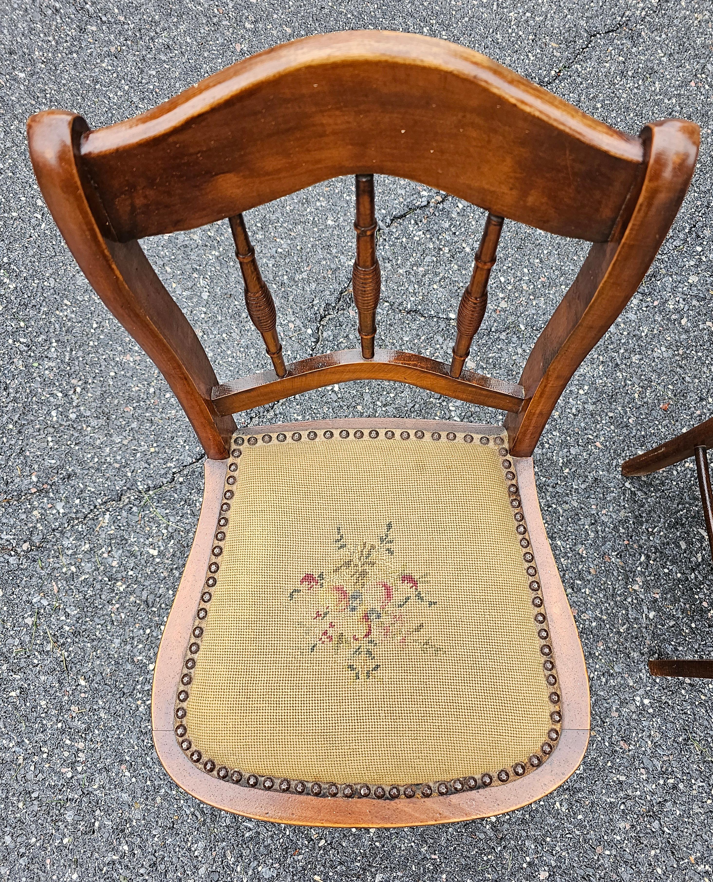 Tissu d'ameublement Paire de chaises d'appoint en noyer américain du XIXe siècle et à assise tapissée de points d'aiguille en vente