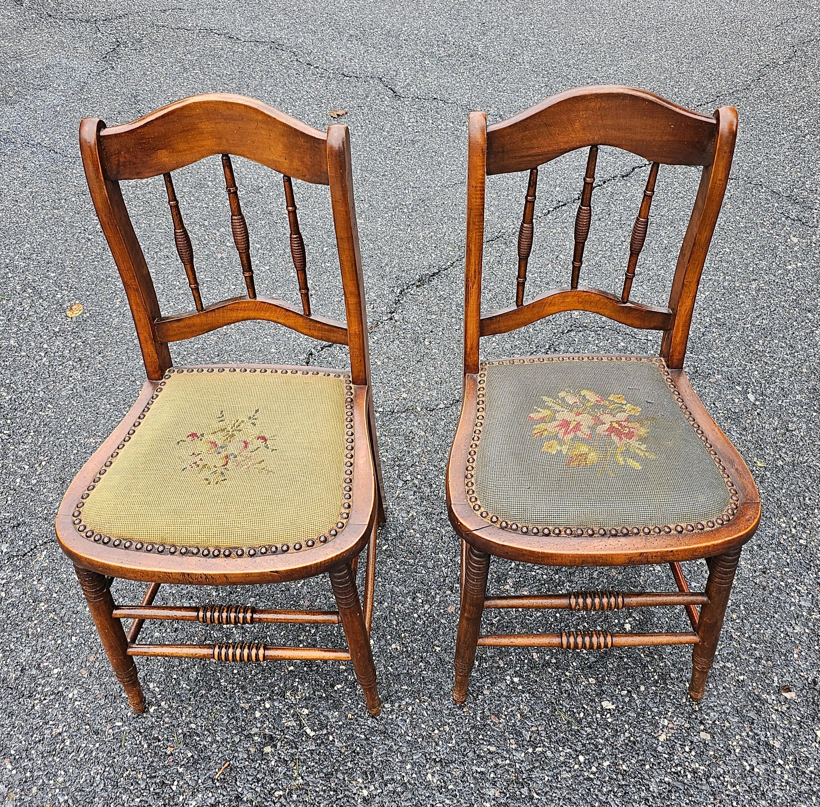 Paire de chaises d'appoint en noyer américain du XIXe siècle et à assise tapissée de points d'aiguille en vente 2