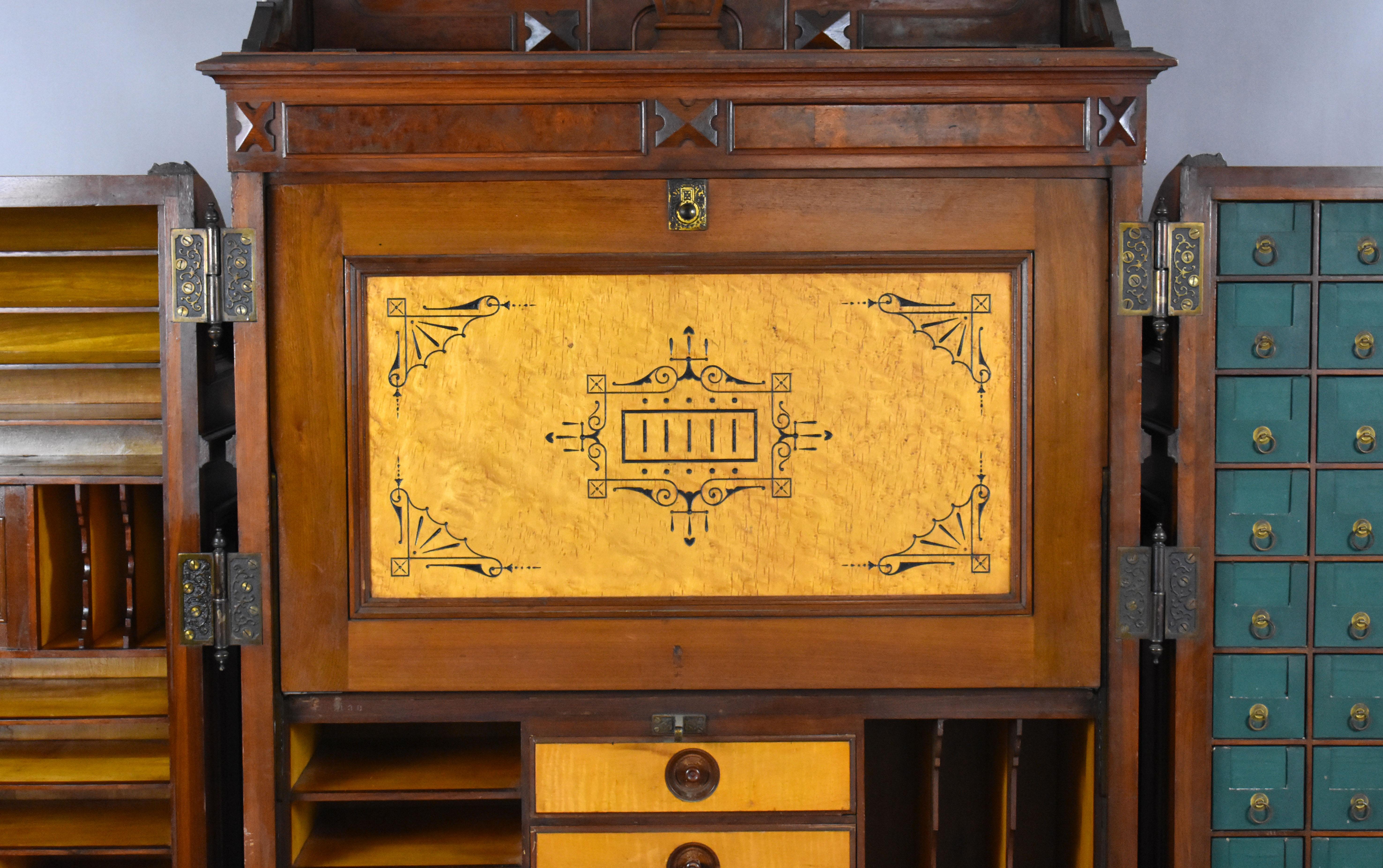 Noyer Bureau américain du 19ème siècle en noyer Wells Fargo par Wooton Desk. Co en vente