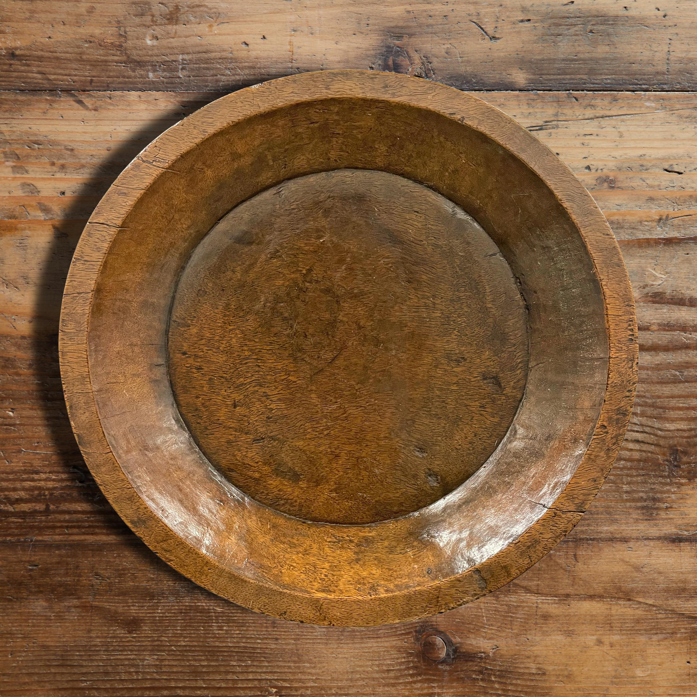 A fantastic 19th century American carved walnut tray with sloped sides, and a wonderful patina only one hundred years of age can bestow. Perfect for use on your dining table, holding fruit in your kitchen, or on your coffee table.