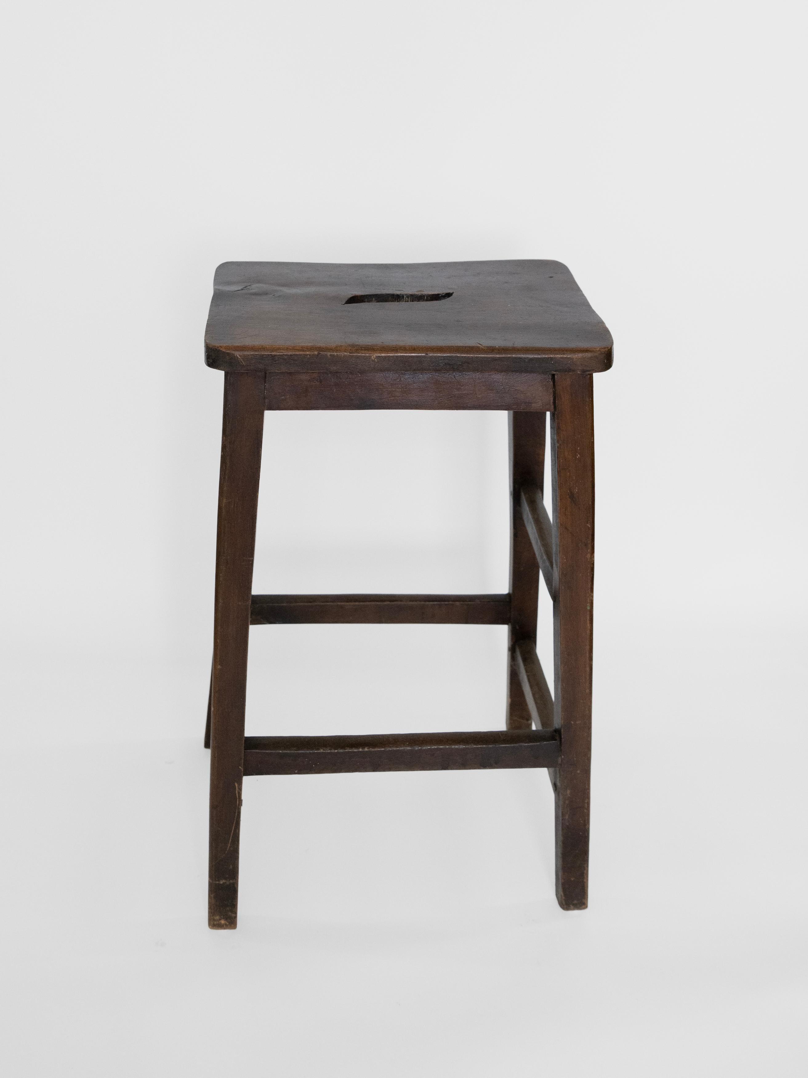 Taller de Madera Americano del Siglo XIX / Taburete Casa de Campo / Taburete de Cocina en Bueno estado para la venta en Wainscott, NY