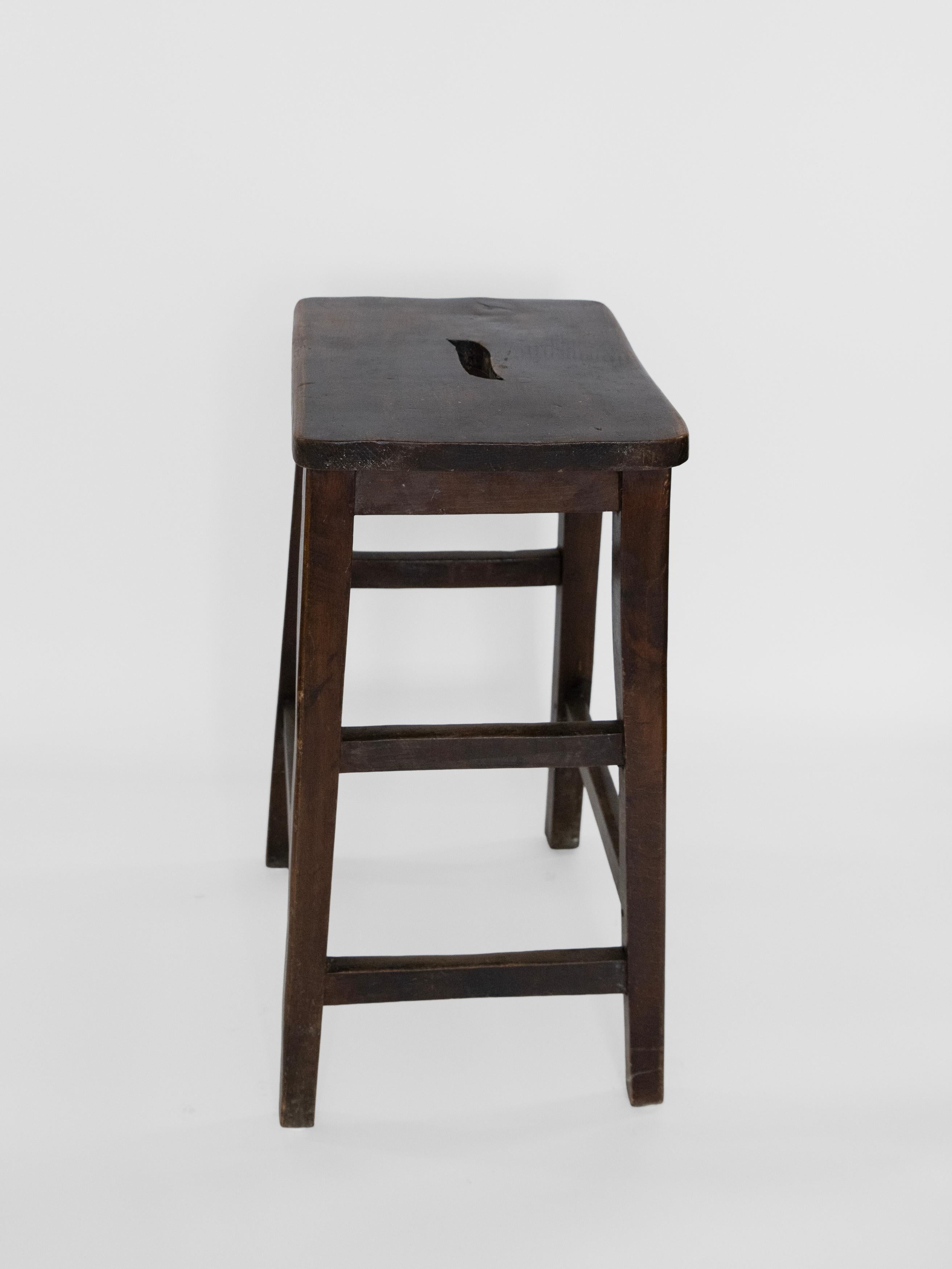 Taller de Madera Americano del Siglo XIX / Taburete Casa de Campo / Taburete de Cocina siglo XIX en venta