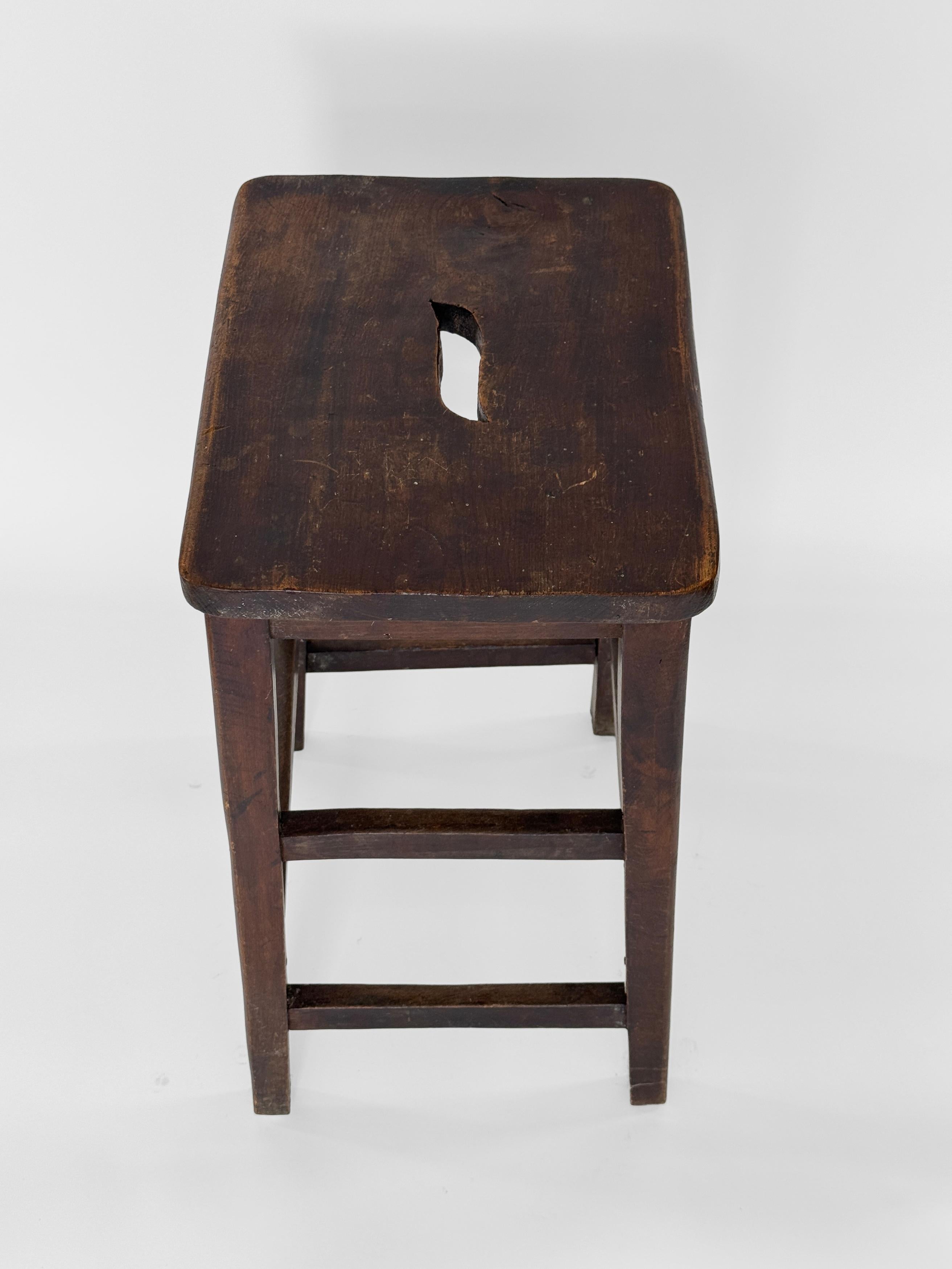 Taller de Madera Americano del Siglo XIX / Taburete Casa de Campo / Taburete de Cocina en venta 1