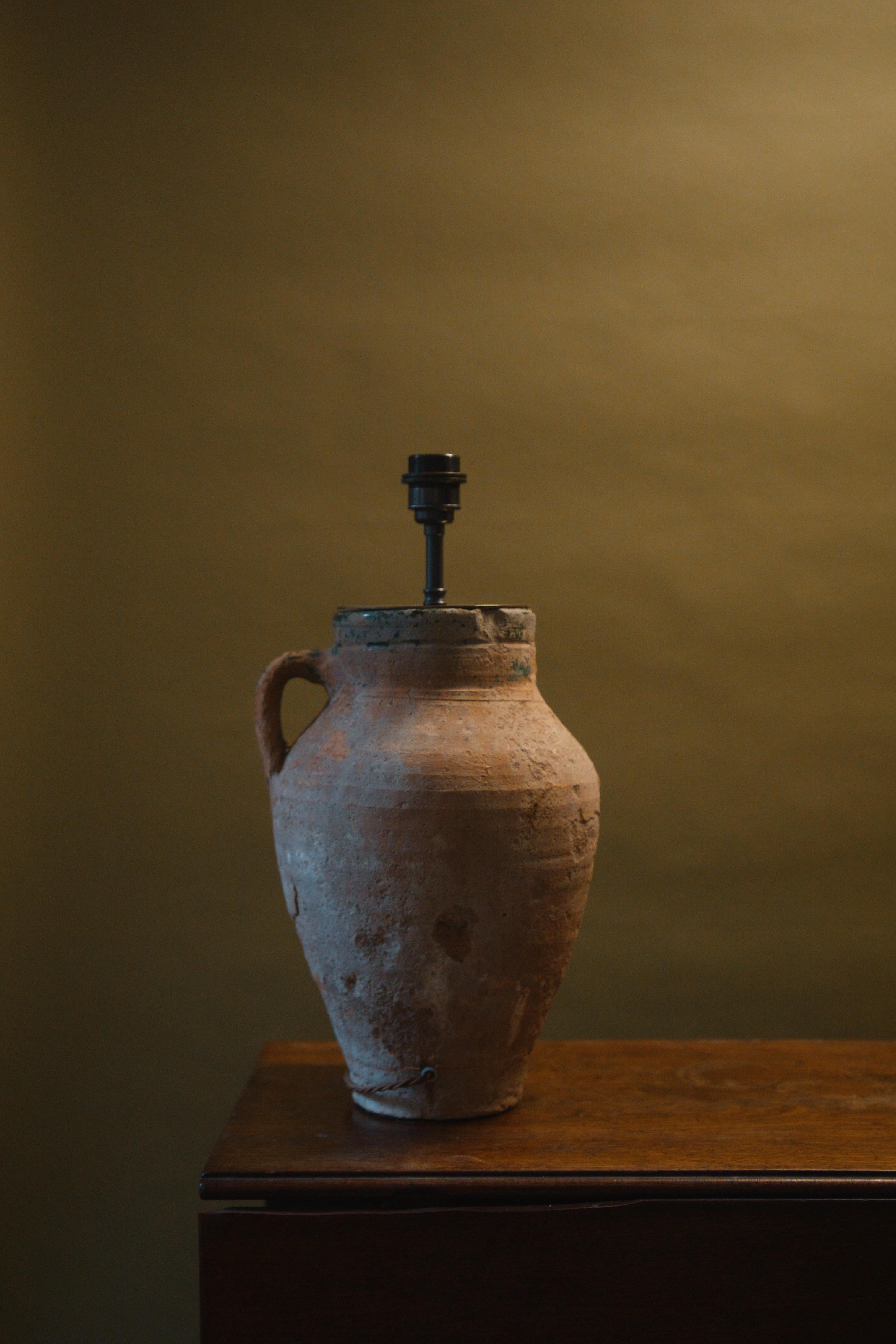 Rustico Lampada da tavolo in ceramica smaltata anatolica del XX secolo realizzata a mano in vendita