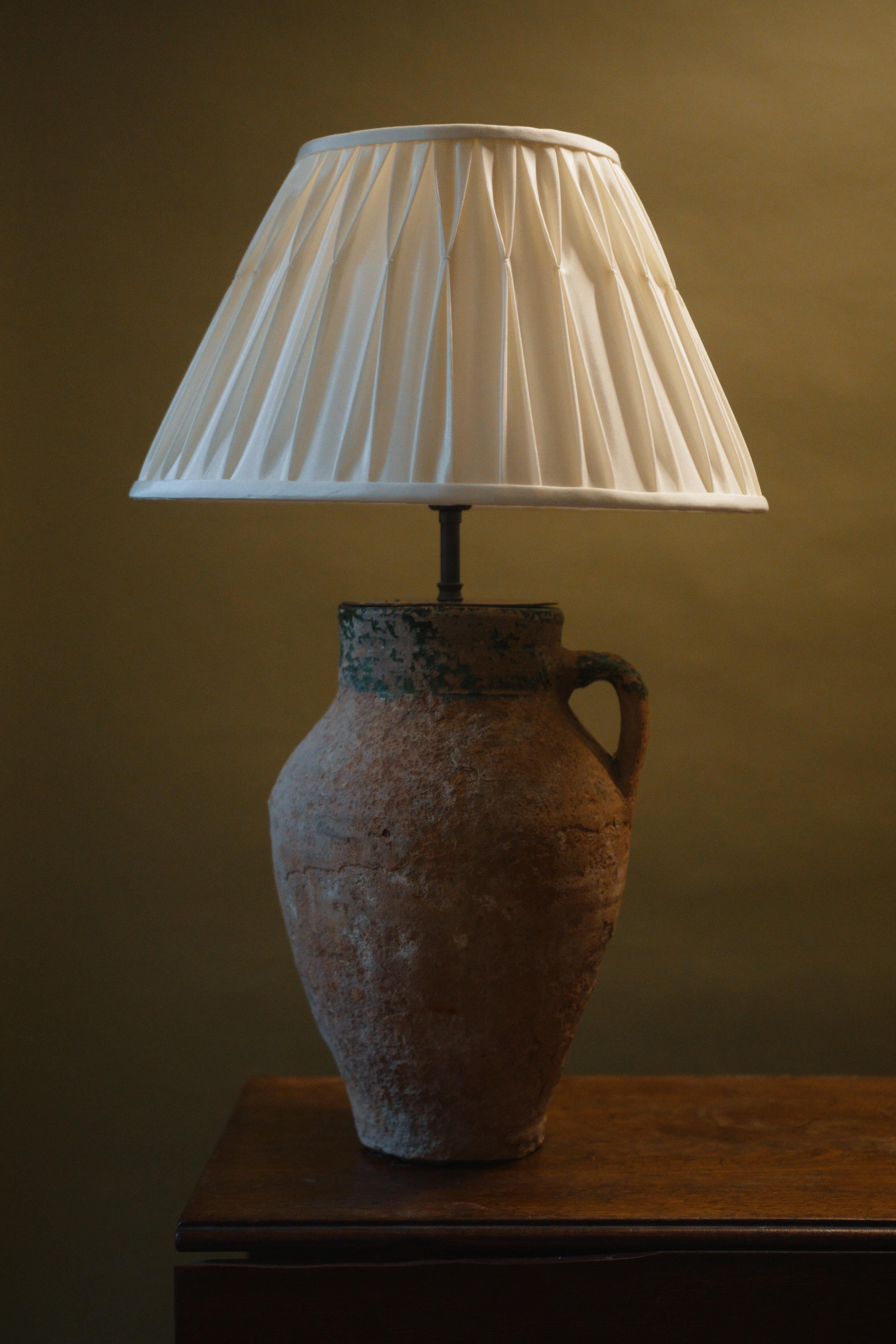Turco Lampada da tavolo in ceramica smaltata anatolica del XX secolo realizzata a mano in vendita