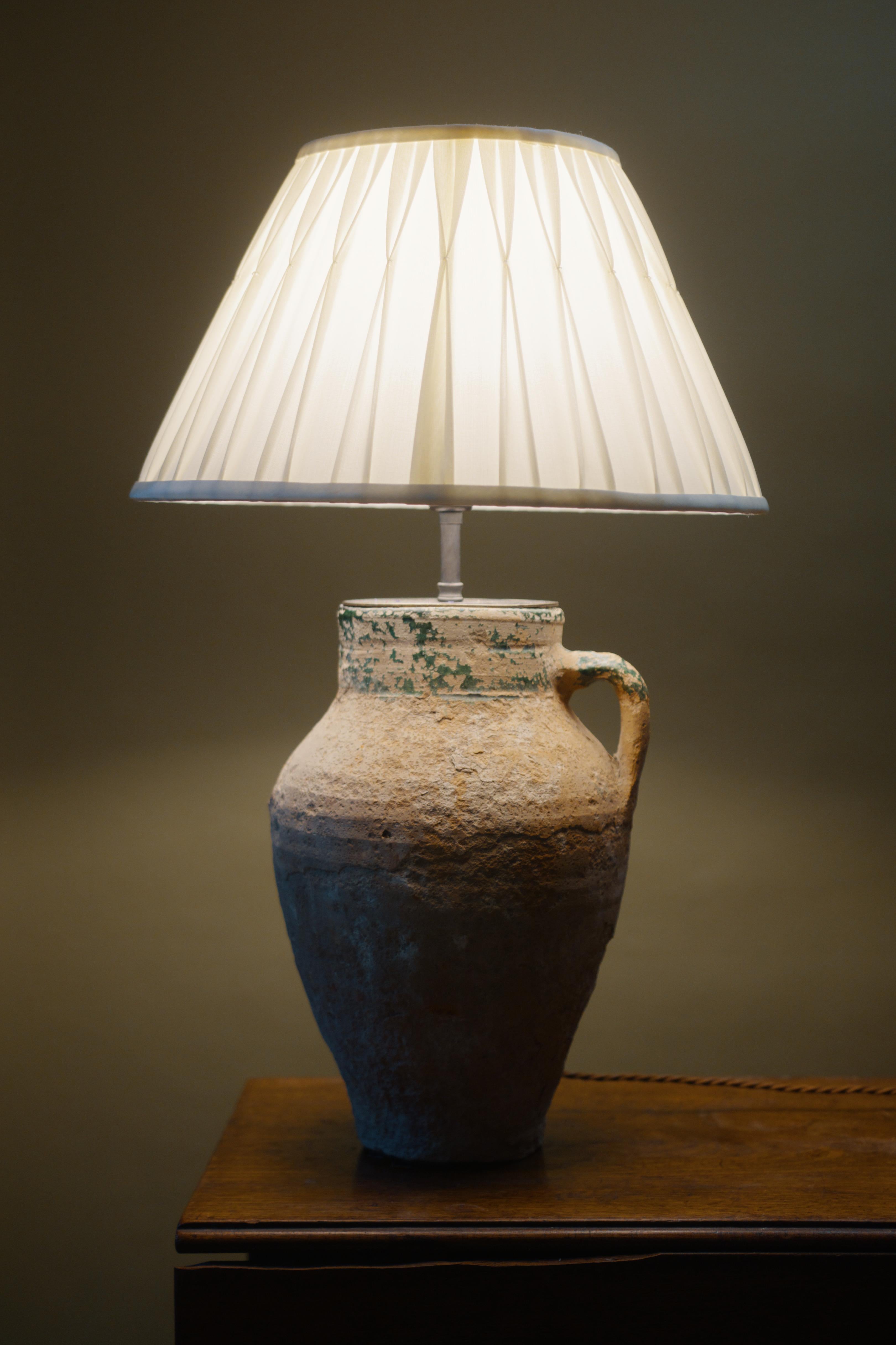 Dipinto a mano Lampada da tavolo in ceramica smaltata anatolica del XX secolo realizzata a mano in vendita