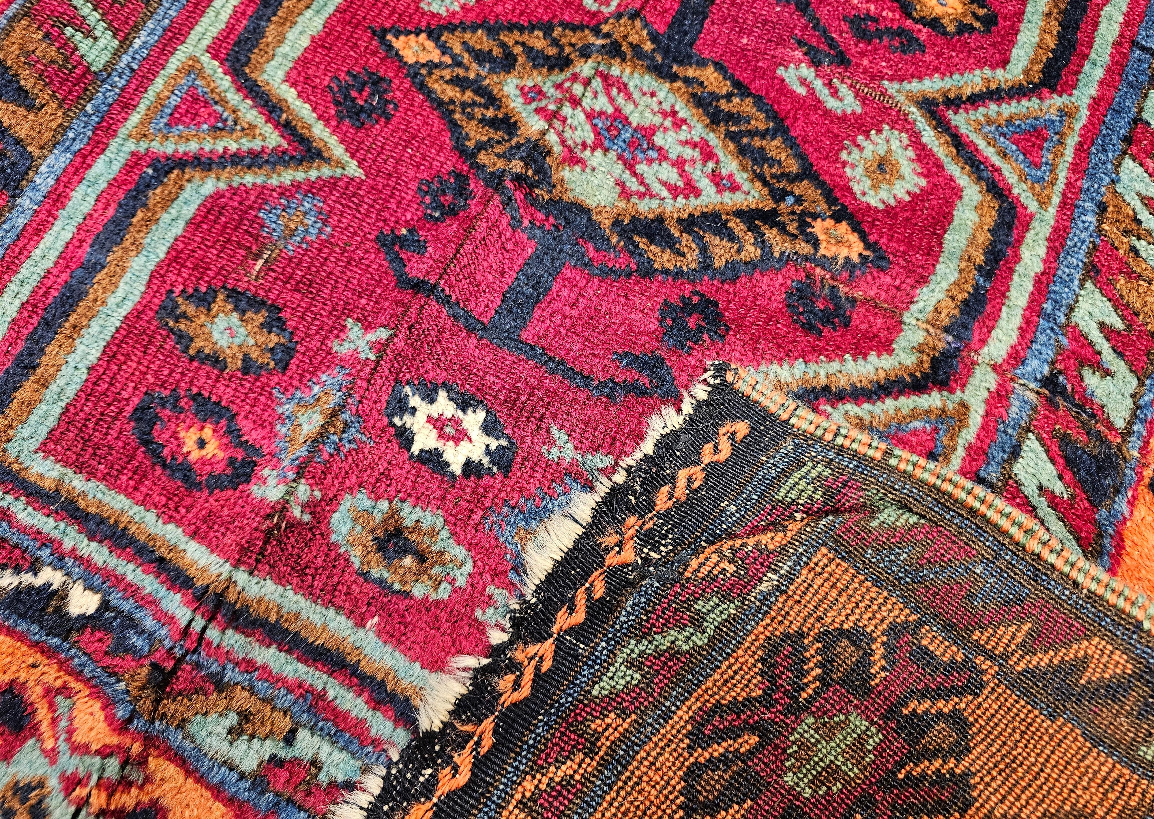 Alfombra de pueblo de Anatolia del siglo XIX en rojo, terracota y turquesa en venta 4
