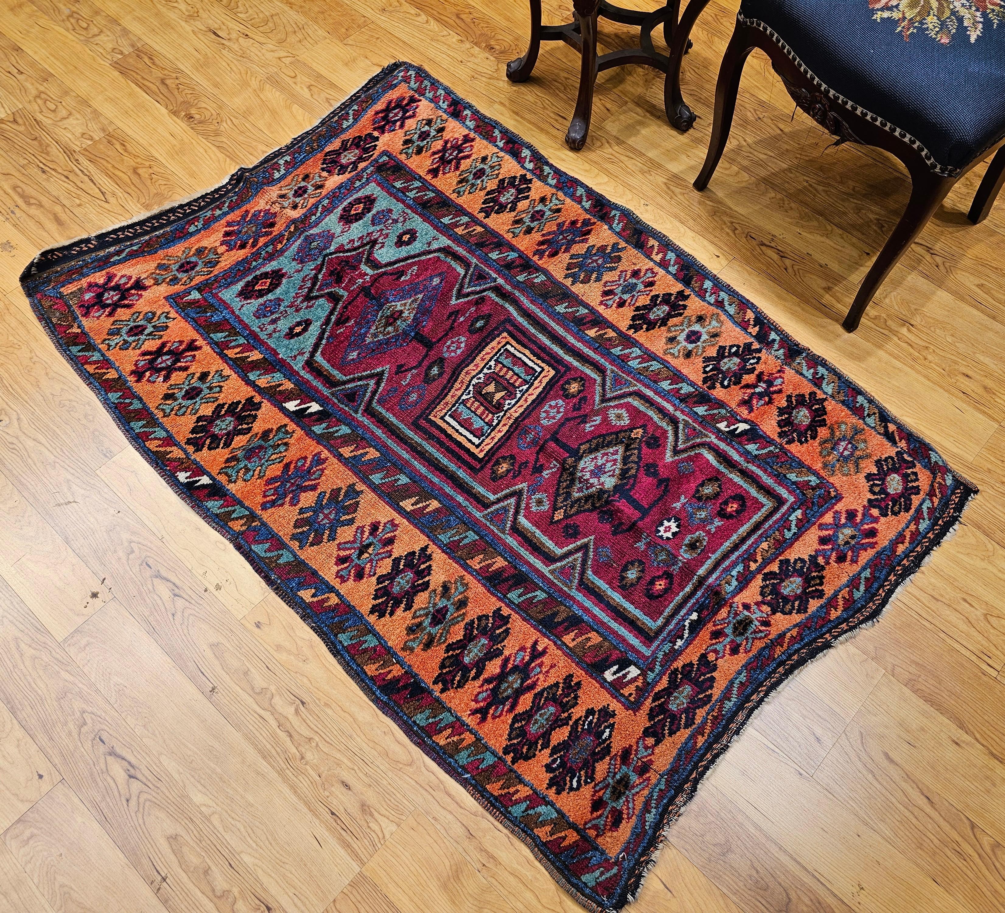 Alfombra de pueblo de Anatolia del siglo XIX en rojo, terracota y turquesa en venta 5