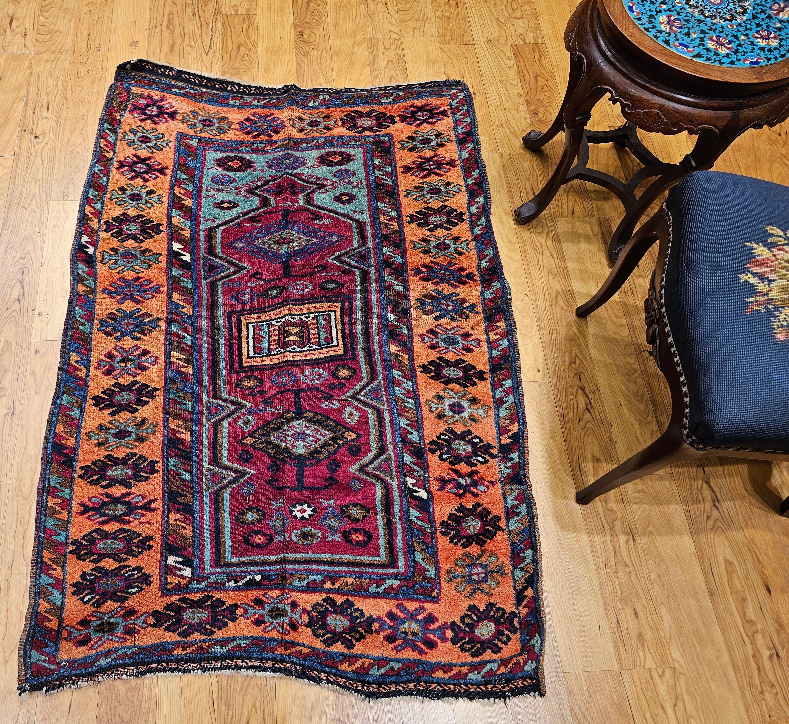 Alfombra de pueblo de Anatolia del siglo XIX en rojo, terracota y turquesa en venta 6