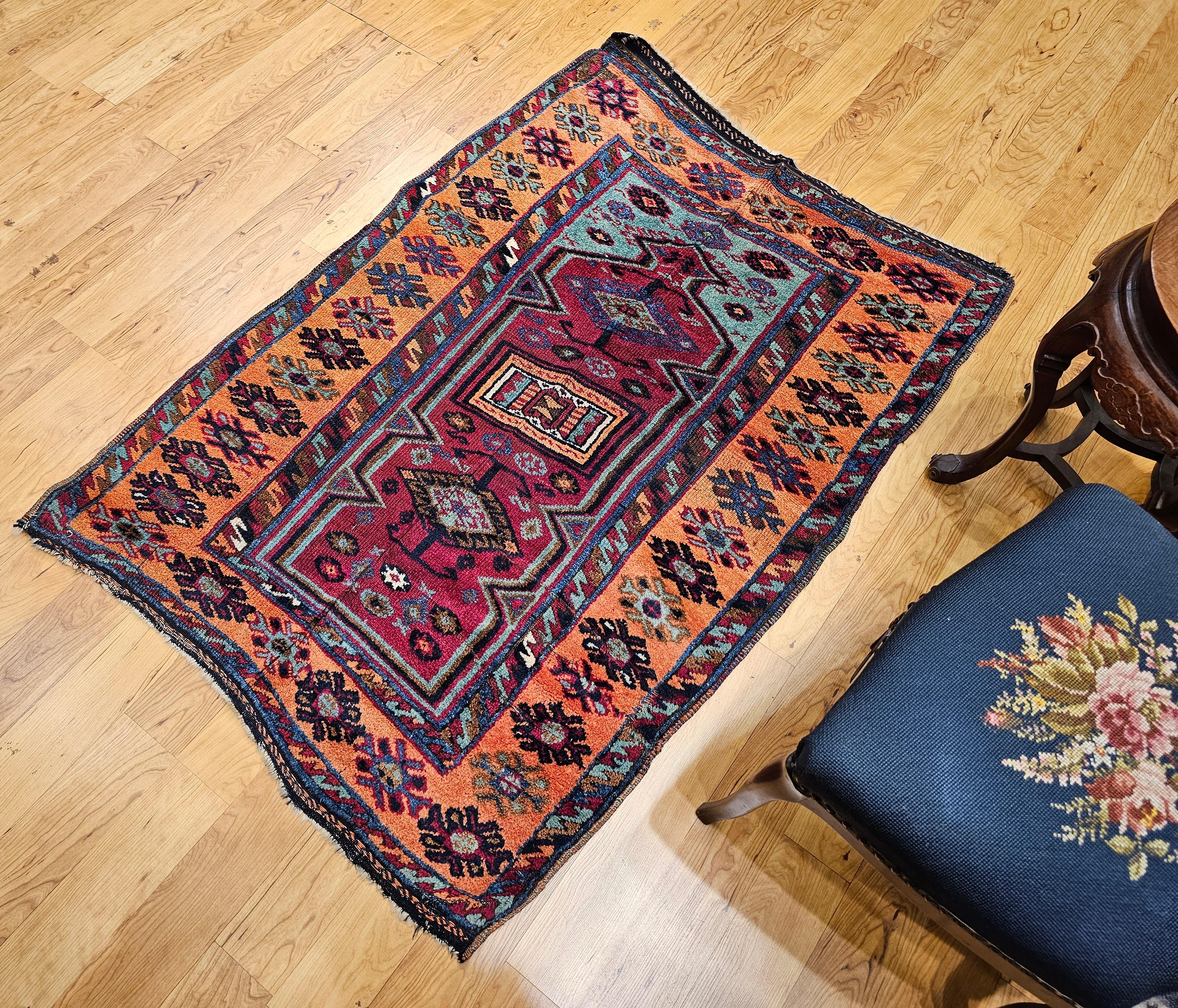 Alfombra de pueblo de Anatolia del siglo XIX en rojo, terracota y turquesa en venta 7