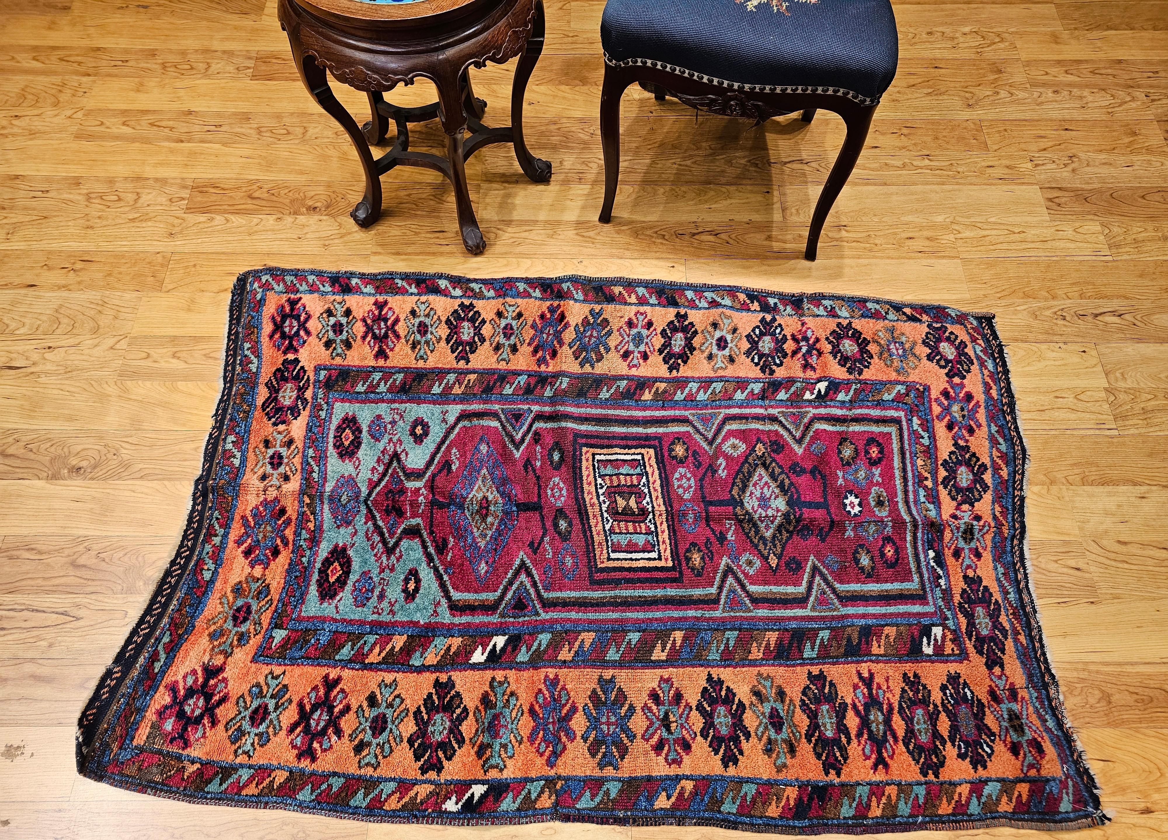 Alfombra de pueblo de Anatolia del siglo XIX en rojo, terracota y turquesa en venta 8