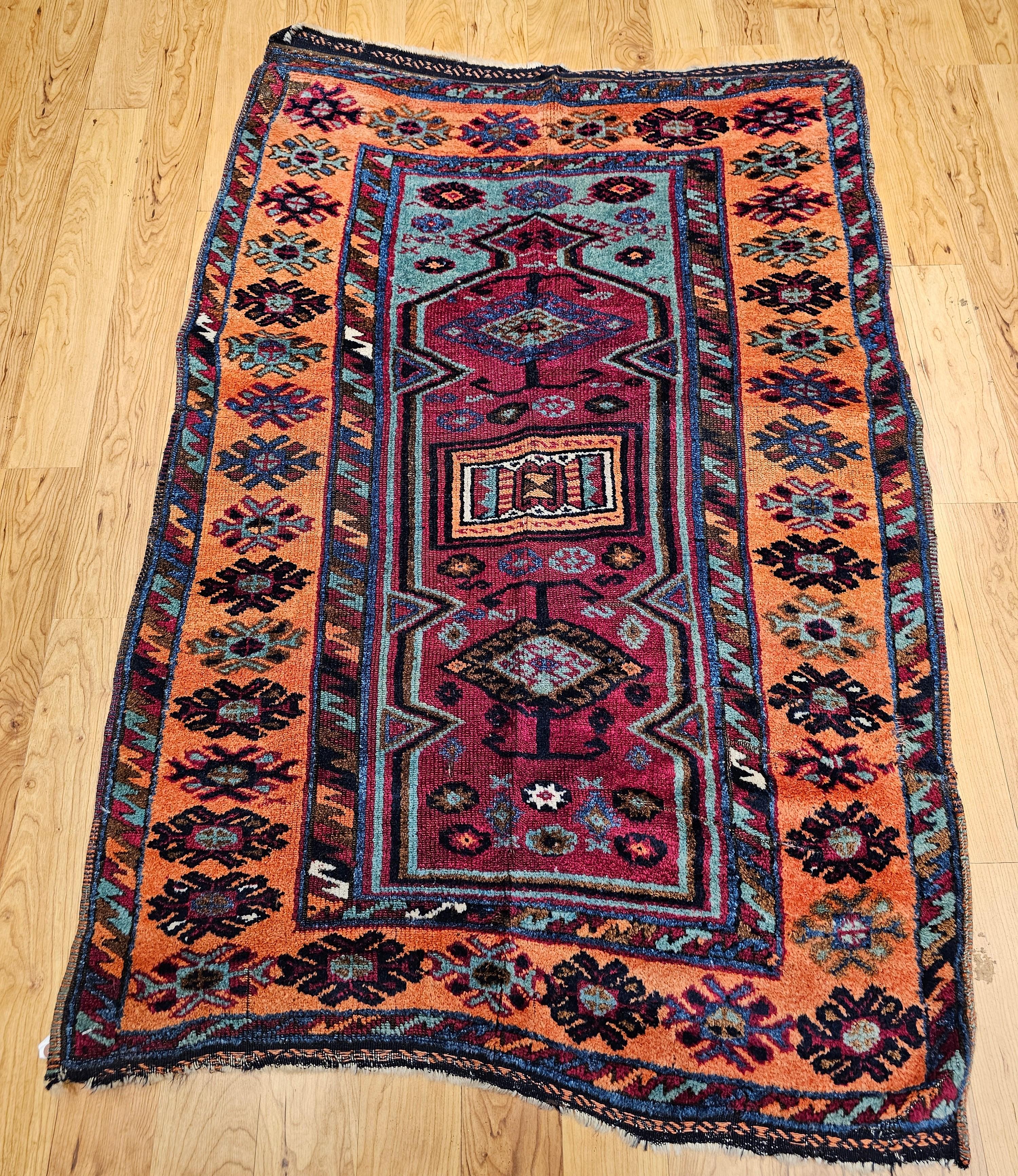 Alfombra de pueblo de Anatolia del siglo XIX en rojo, terracota y turquesa en venta 9