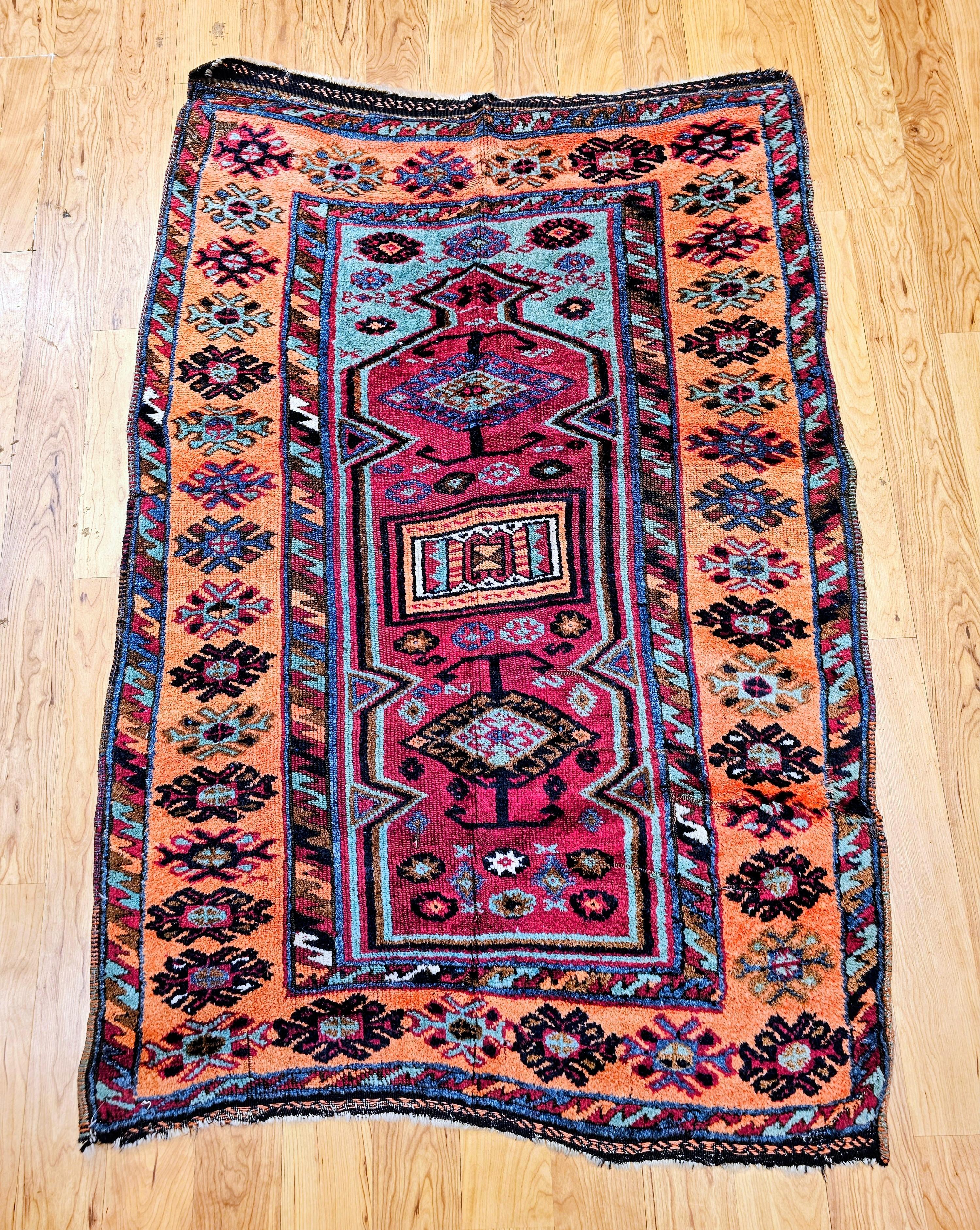 Una hermosa alfombra de aldea anatolia tejida a mano con el formato tradicional de diseño de oración, tejida con tintes vegetales naturales. Esta alfombra turca refleja influencias del tejido tribal caucásico, con dos medallones centrales sobre un