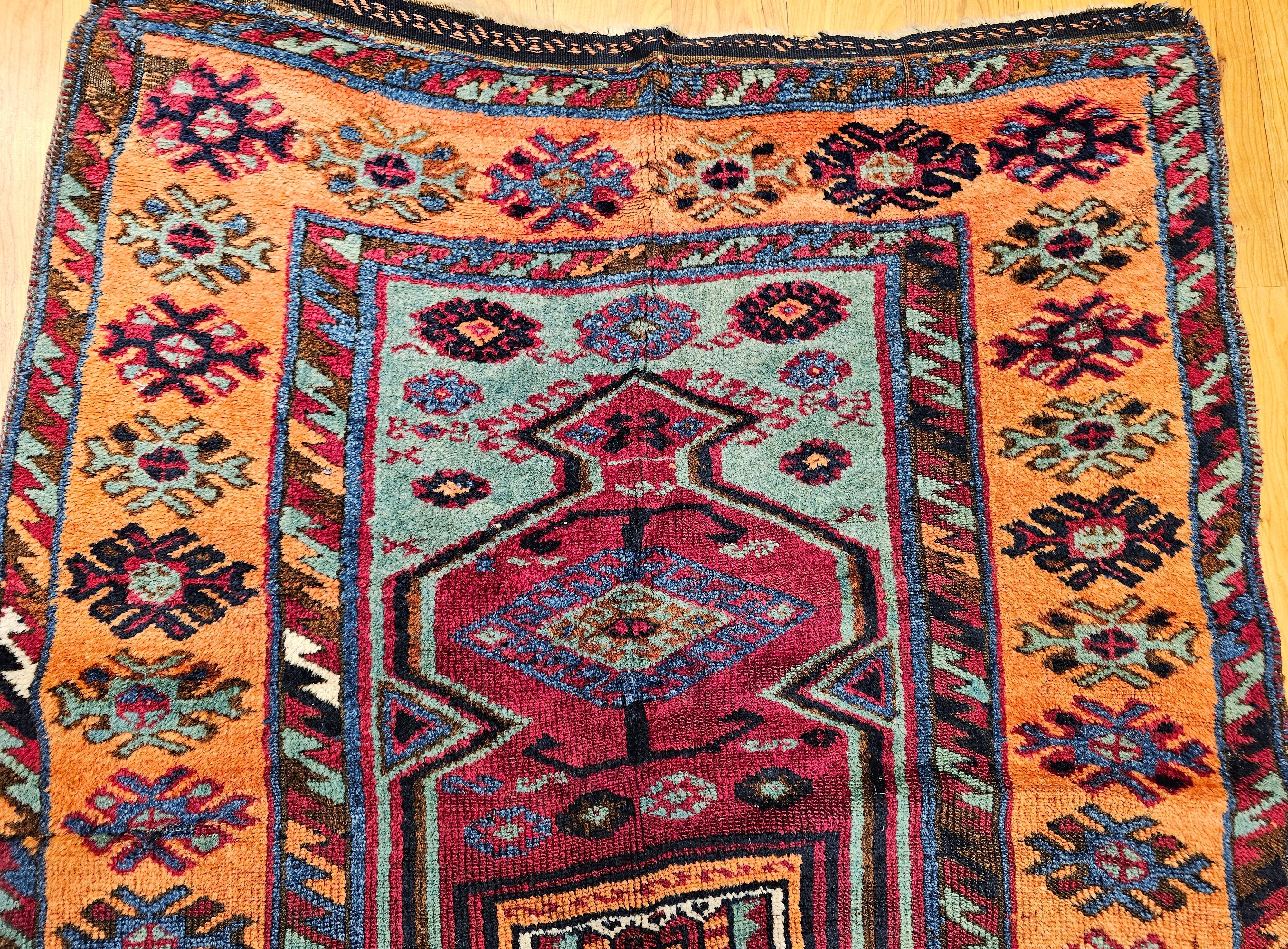 Alfombra de pueblo de Anatolia del siglo XIX en rojo, terracota y turquesa Turco en venta