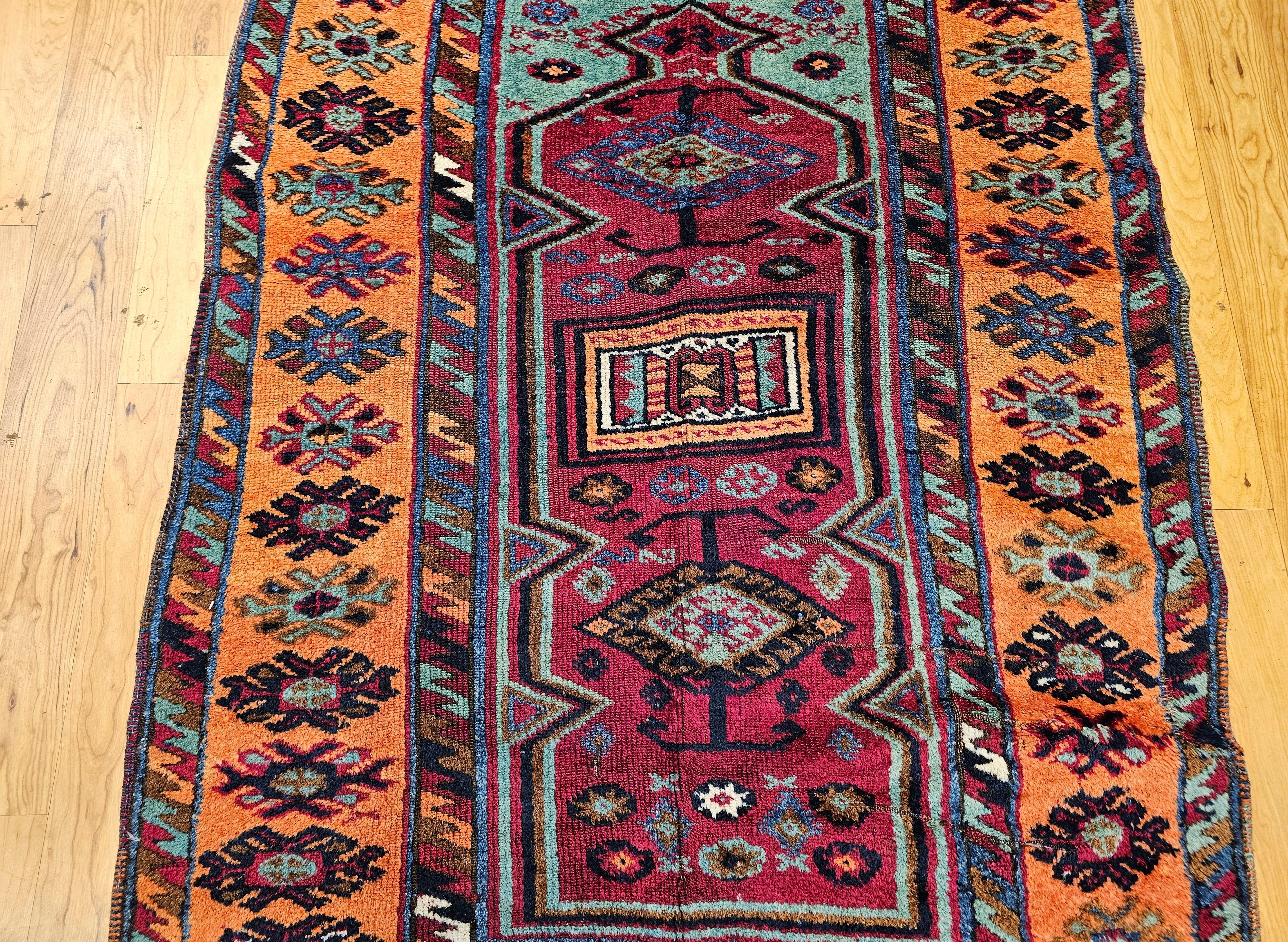 Alfombra de pueblo de Anatolia del siglo XIX en rojo, terracota y turquesa Teñido con vegetales en venta