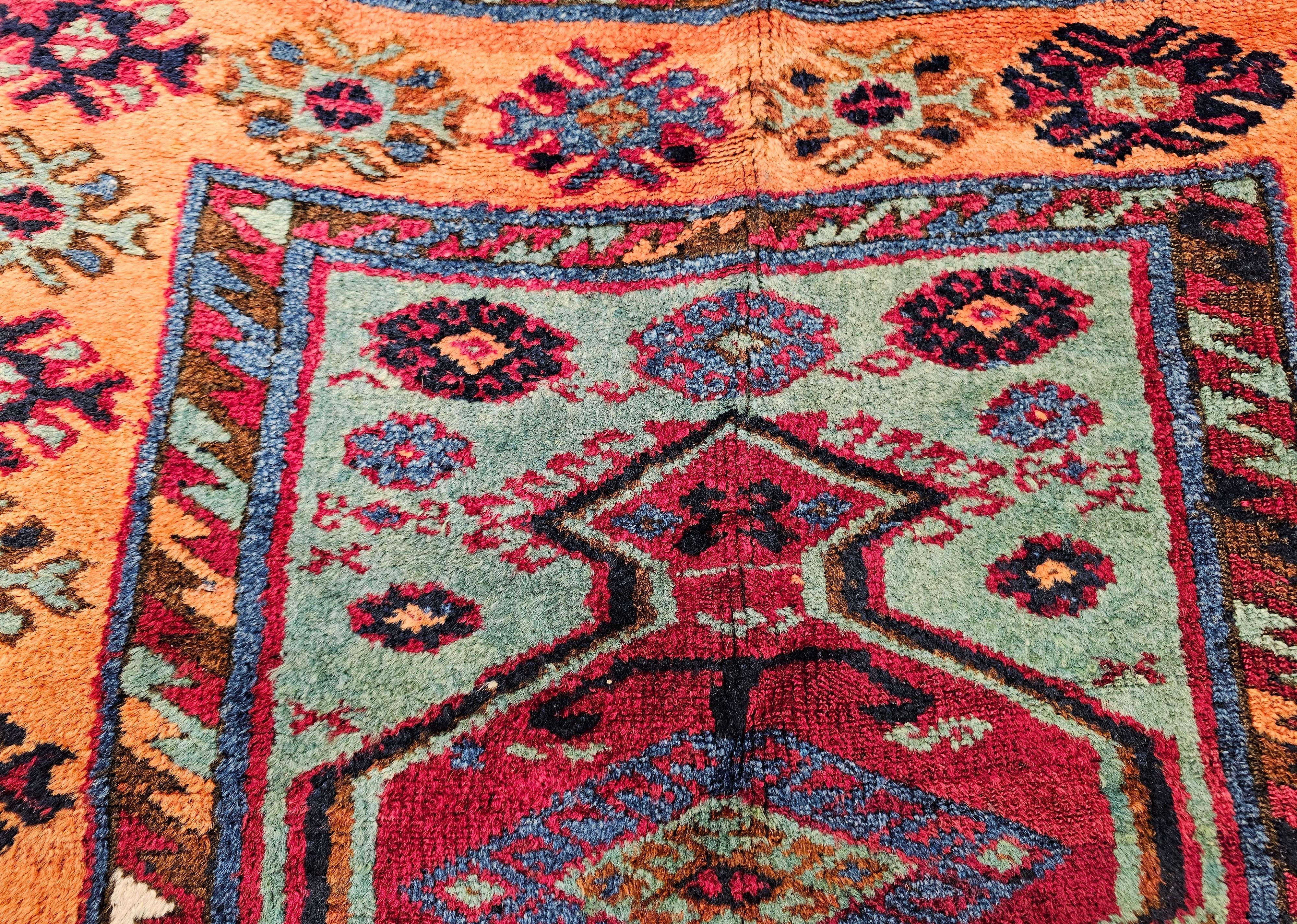 Alfombra de pueblo de Anatolia del siglo XIX en rojo, terracota y turquesa Lana en venta
