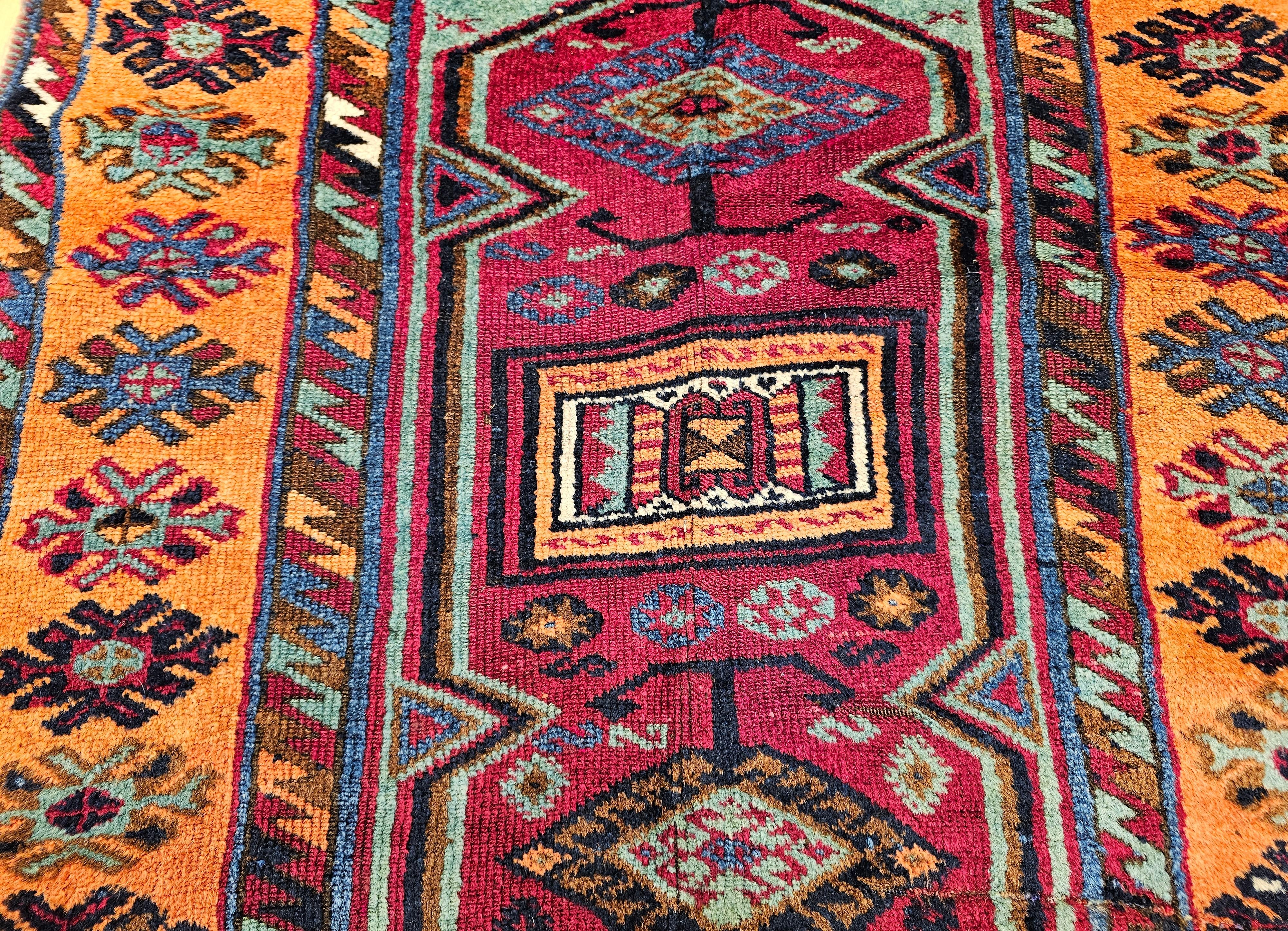 Alfombra de pueblo de Anatolia del siglo XIX en rojo, terracota y turquesa en venta 1