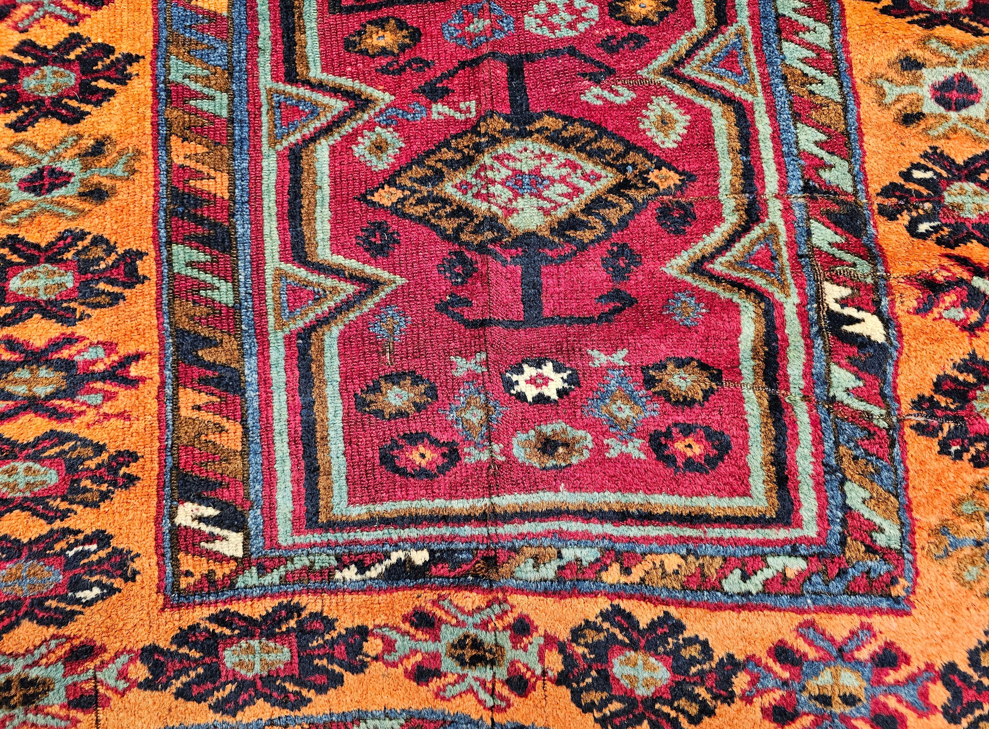 Alfombra de pueblo de Anatolia del siglo XIX en rojo, terracota y turquesa en venta 2