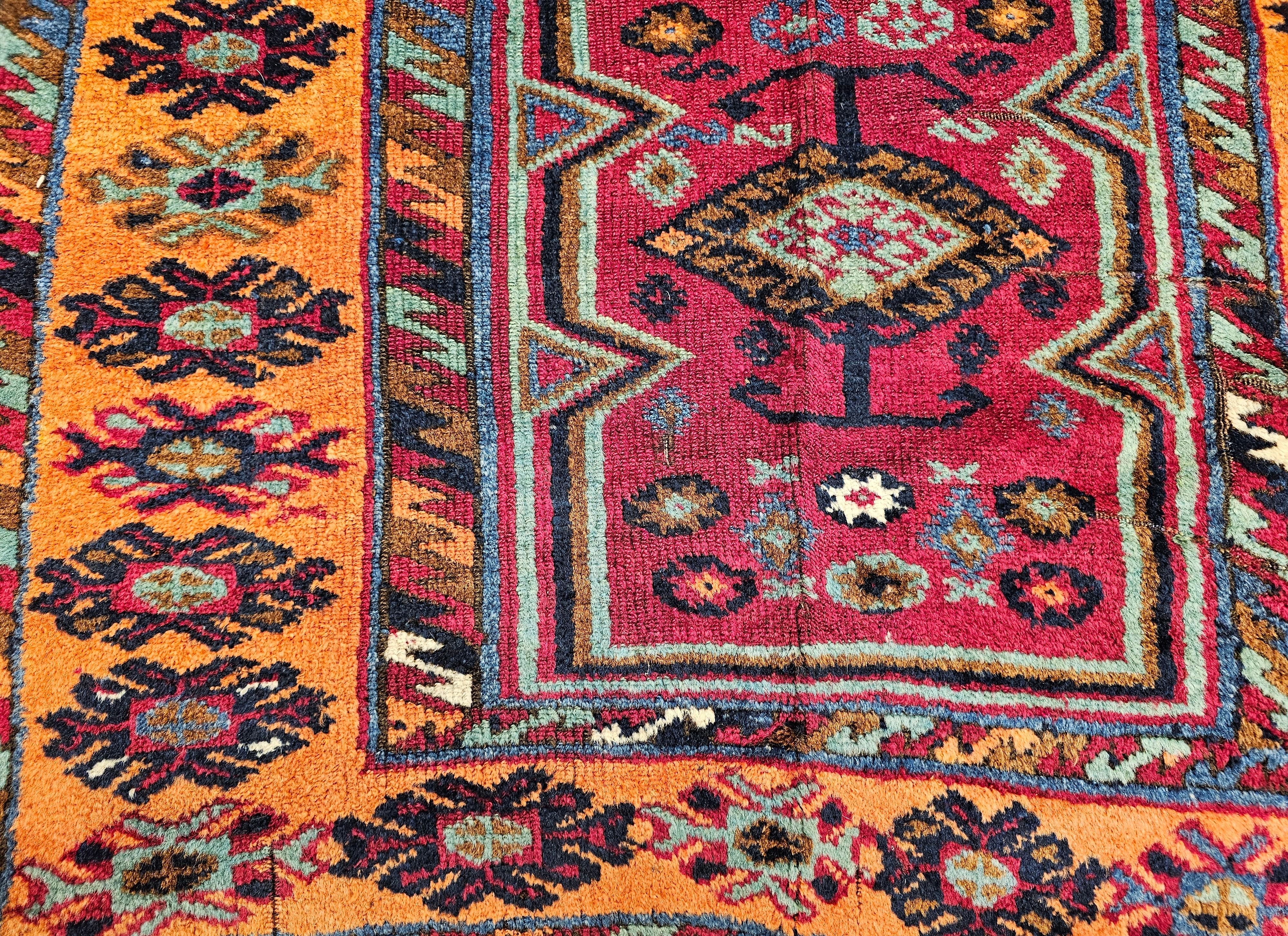 Alfombra de pueblo de Anatolia del siglo XIX en rojo, terracota y turquesa en venta 3