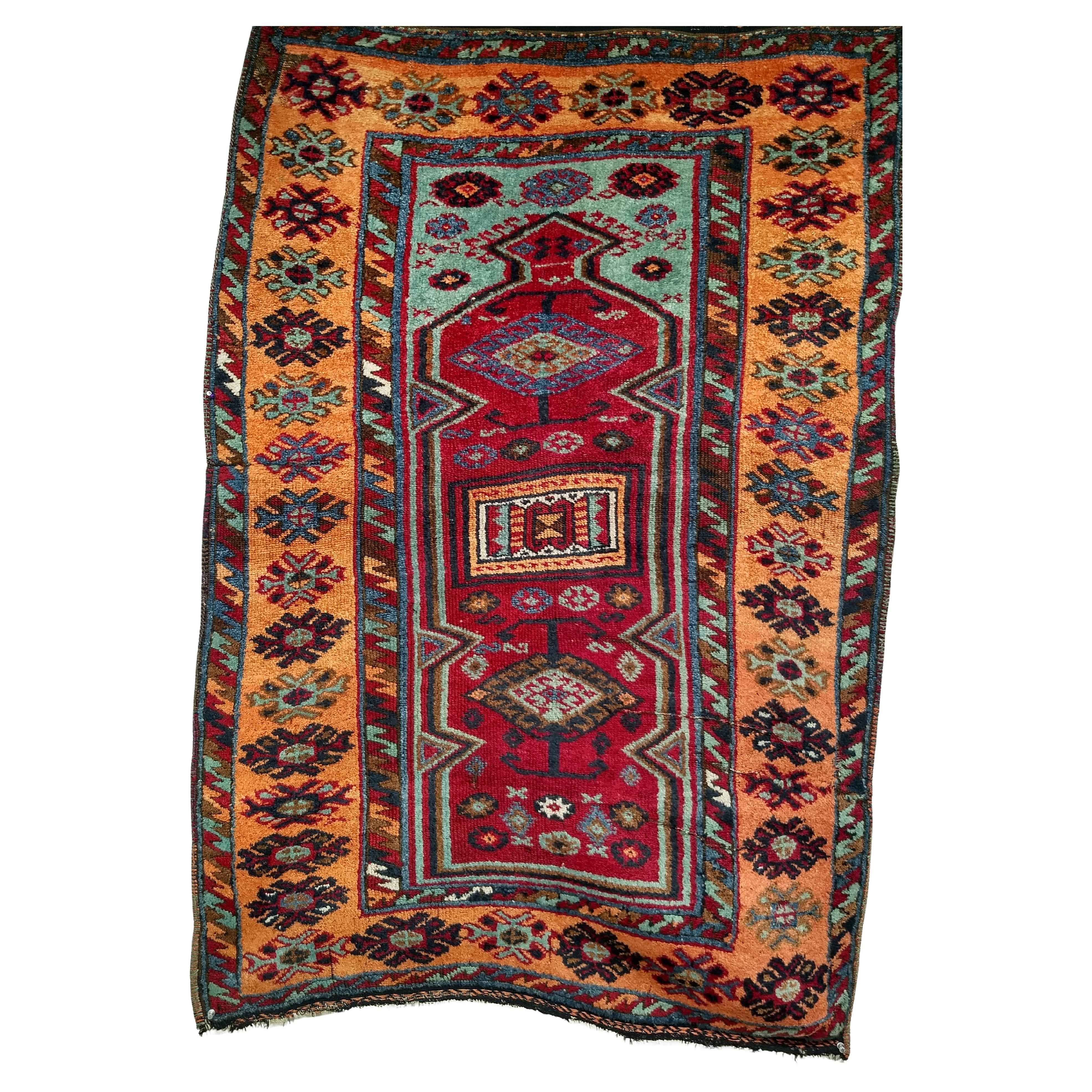 Anatolischer Dorfteppich des 19. Jahrhunderts in Rot, Terrakotta und Türkis