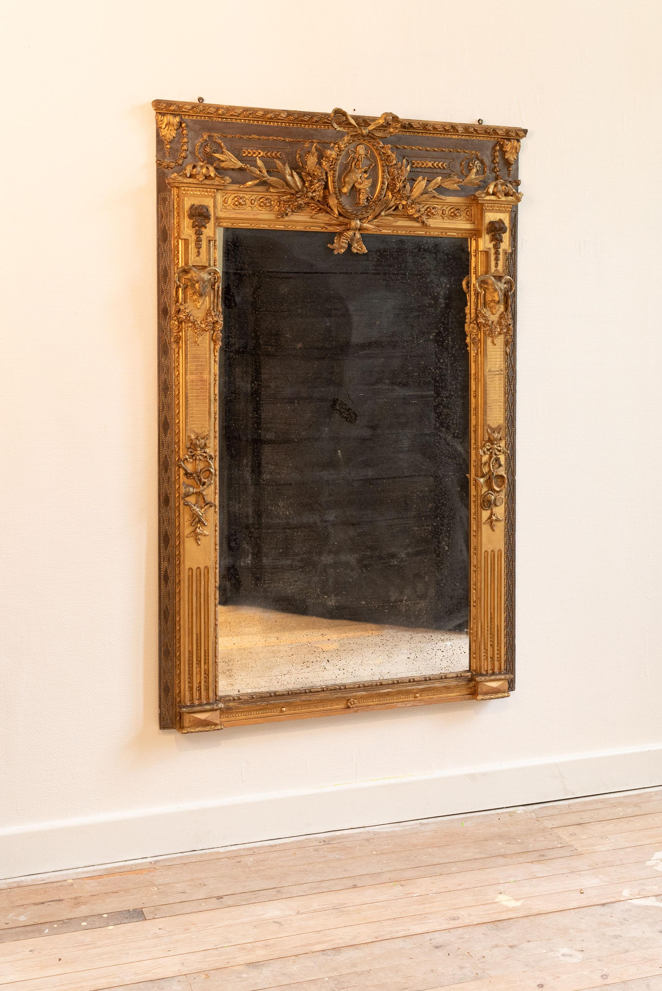 Miroir monumental aux détails exquis. Le miroir a été restauré et est en excellent état. 