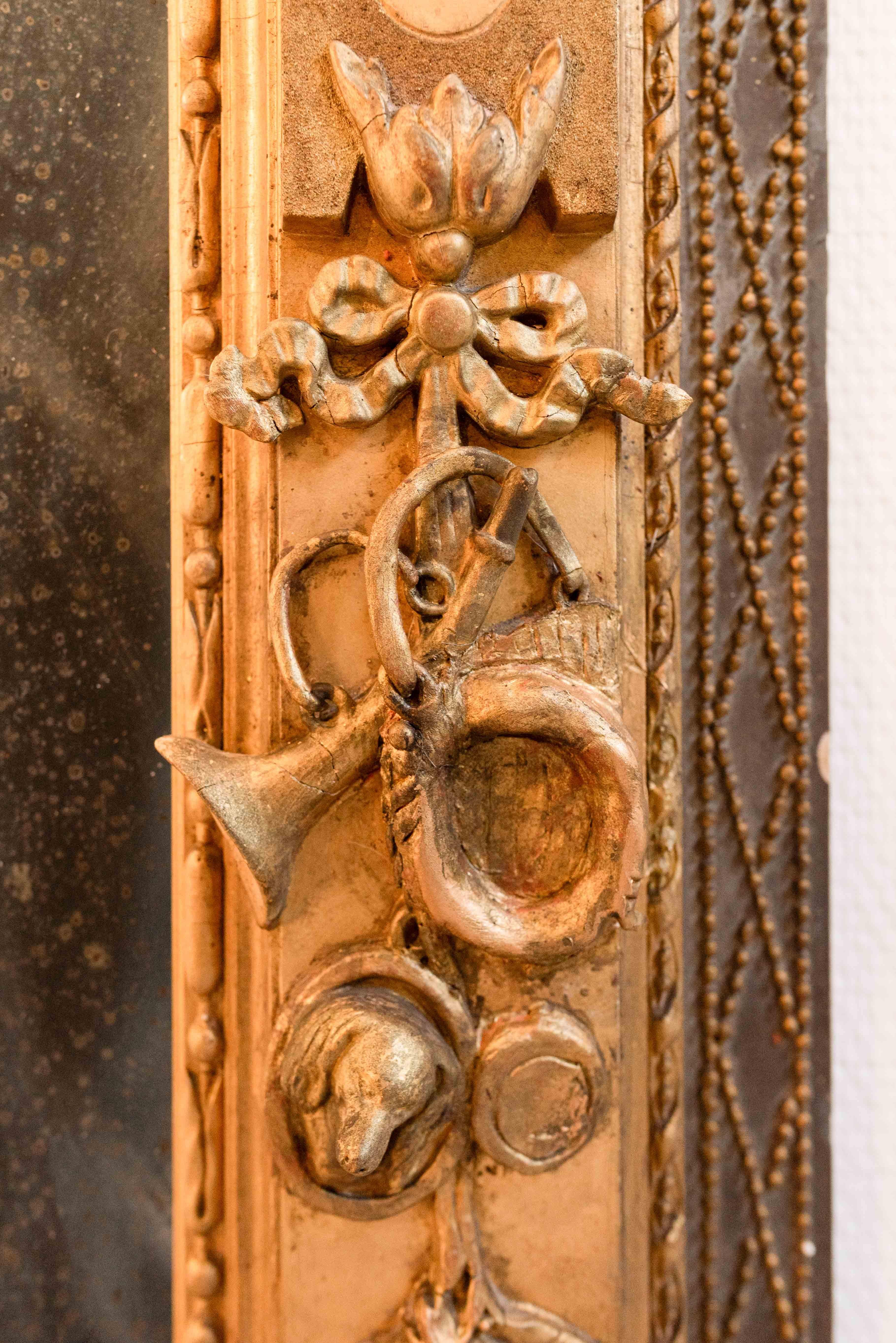 Français Miroir baroque ancien du 19e siècle à décor floral et animalier en vente