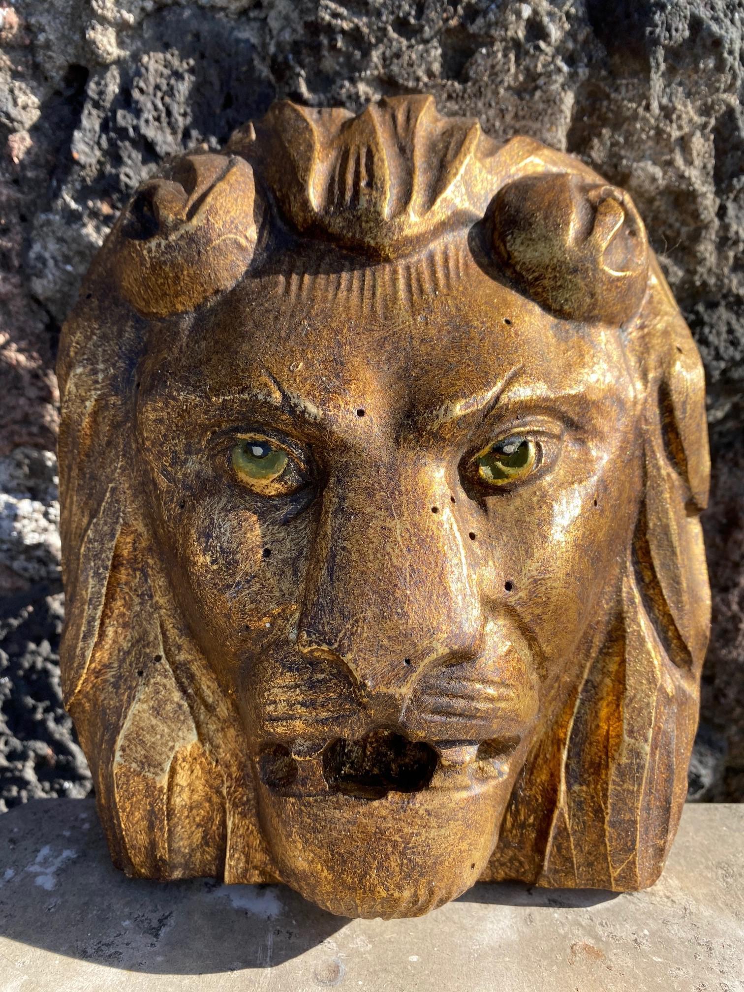 19th Century, Ancient Golden wooden wall sculpture Depicting A Lion's Head. Object of good quality and ideal for artistic compositions or wall decoration.
