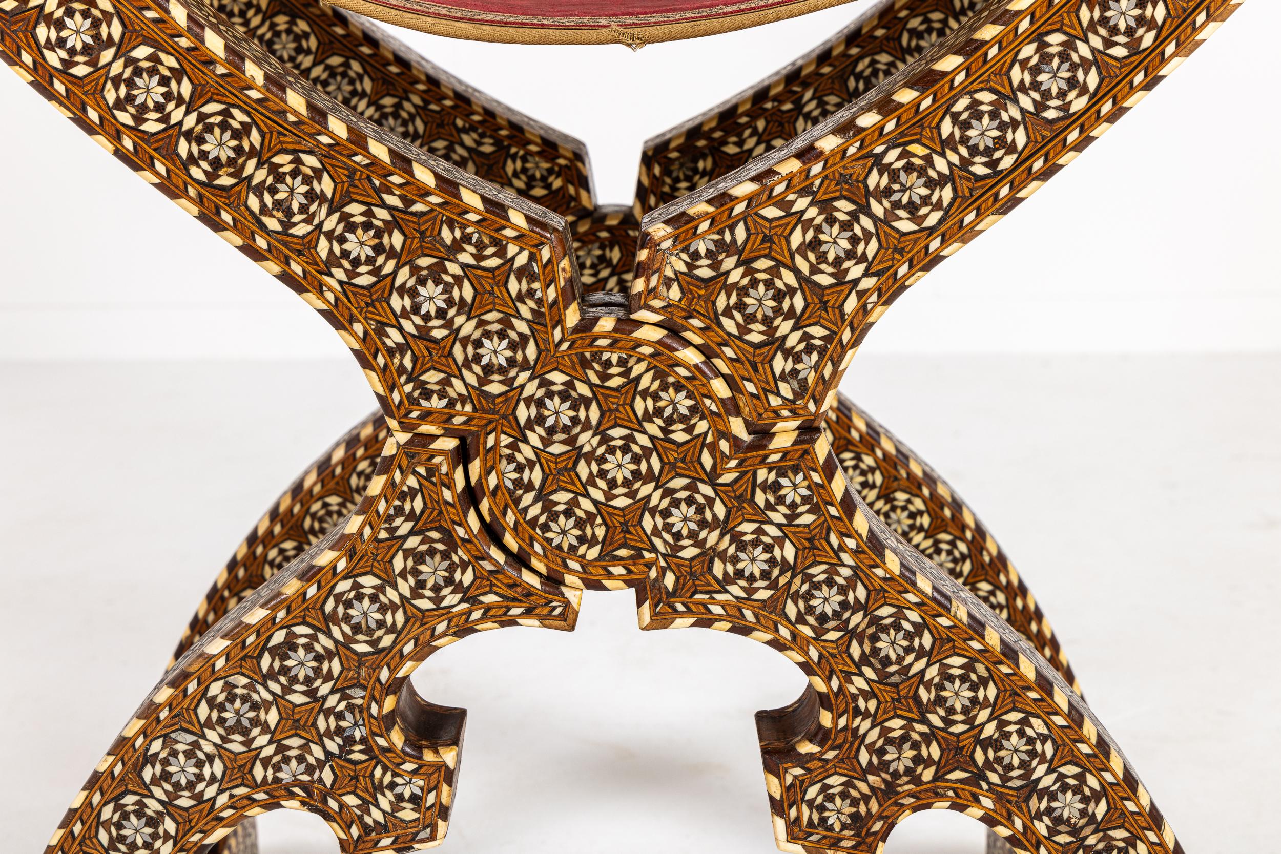 Exceptionnelle chaise Andalouse du 19ème siècle, incrustée de marqueterie d'os, d'argent et de bois dur, de bonne taille.

Cette magnifique chaise est très proche des chaises pliantes produites à l'époque des Foldes dans les ateliers andalous de