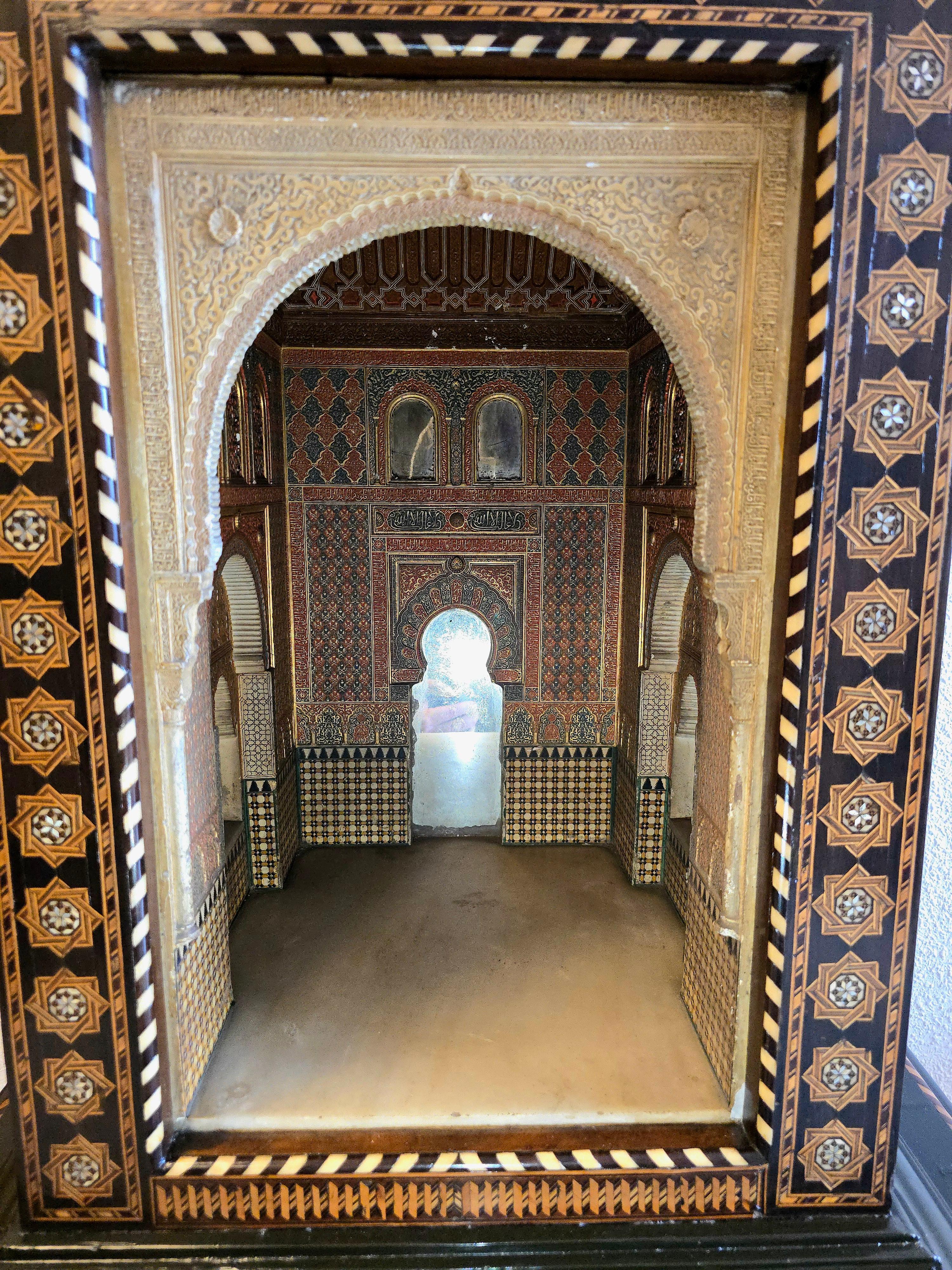 Questo importante e raro modello rappresenta la Moschea-Oratorio dell'Alhambra, situata all'interno dell'iconico complesso di palazzi di Granada, in Spagna. L'Alhambra, Patrimonio dell'Umanità dell'UNESCO, è un capolavoro dell'arte e