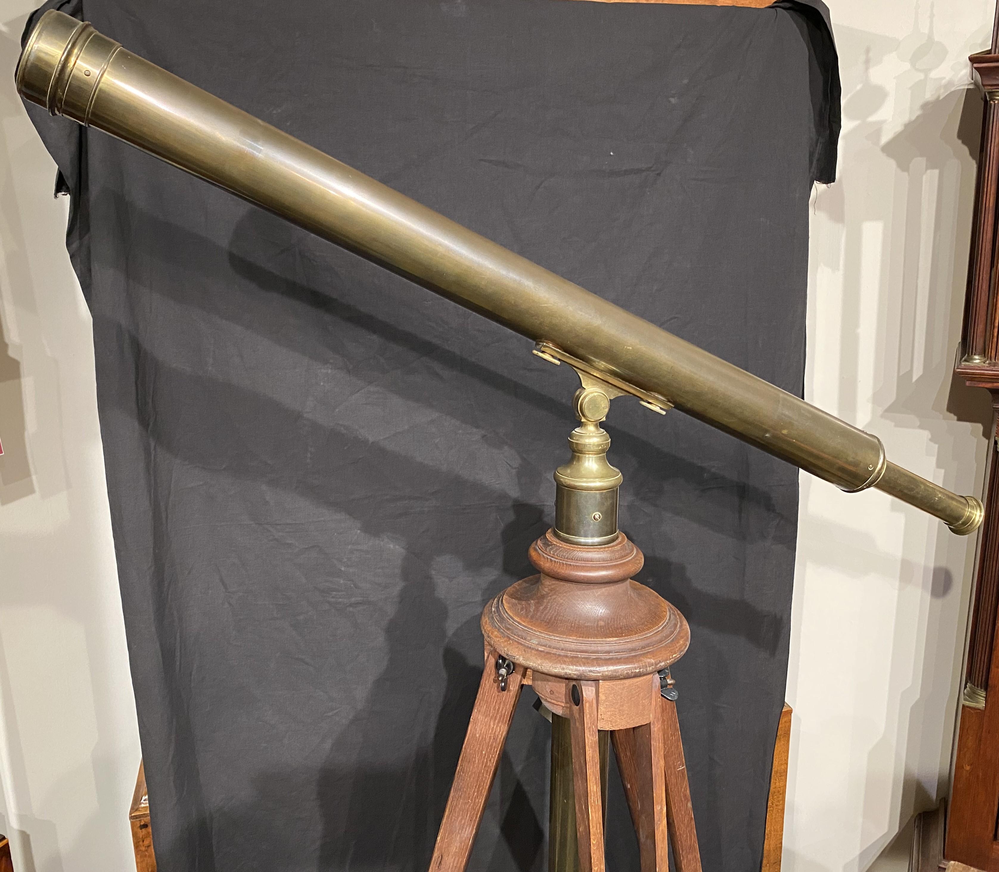 Un beau télescope antique en laiton, estampillé Andrew J. Lloyds Company, un détaillant de Boston, MA, actif entre 1850 et 1875. Tubes et accessoires en laiton. Comprend le trépied en bois pliable d'origine et la valise de voyage en bois à queue
