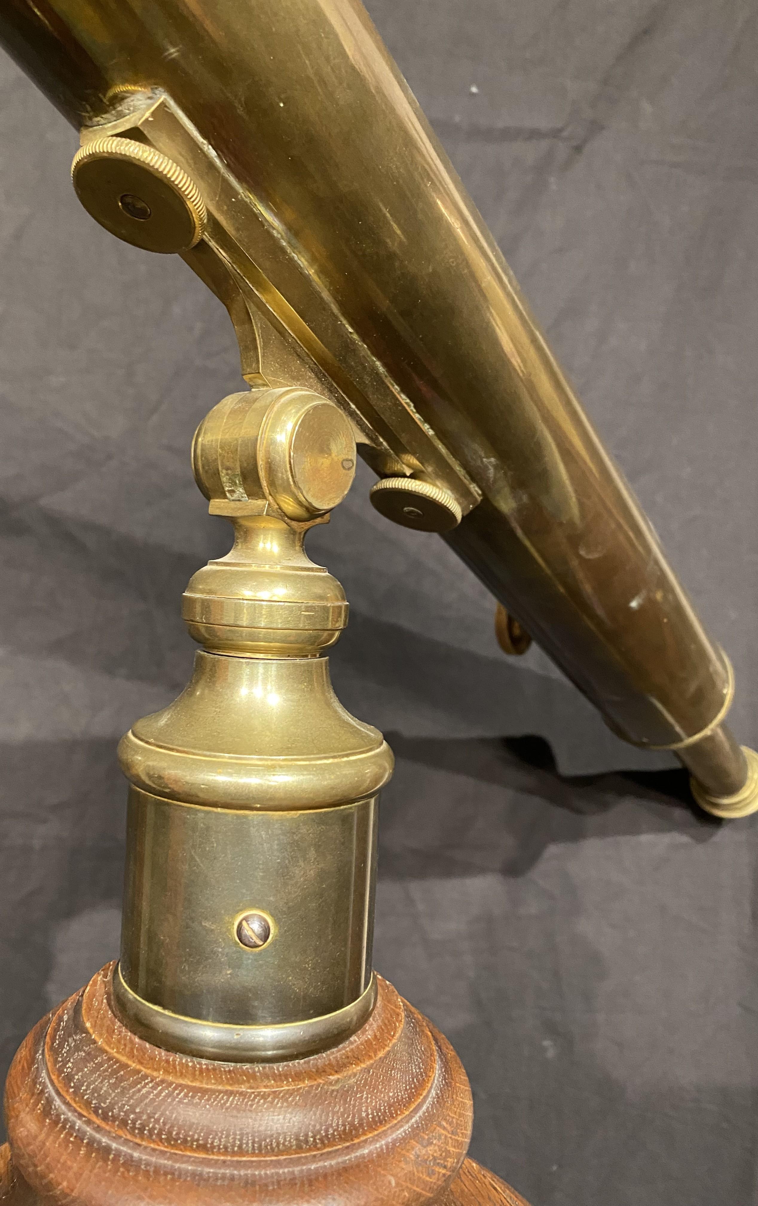 Sculpté à la main Telescope Andrew J. Lloyd Boston du 19ème siècle en laiton sur trépied en bois avec étui en vente