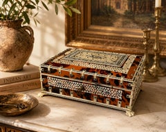 Boîte à bijoux anglo-indienne du XIXe siècle, ornée d'incrustations représentant des éléphants