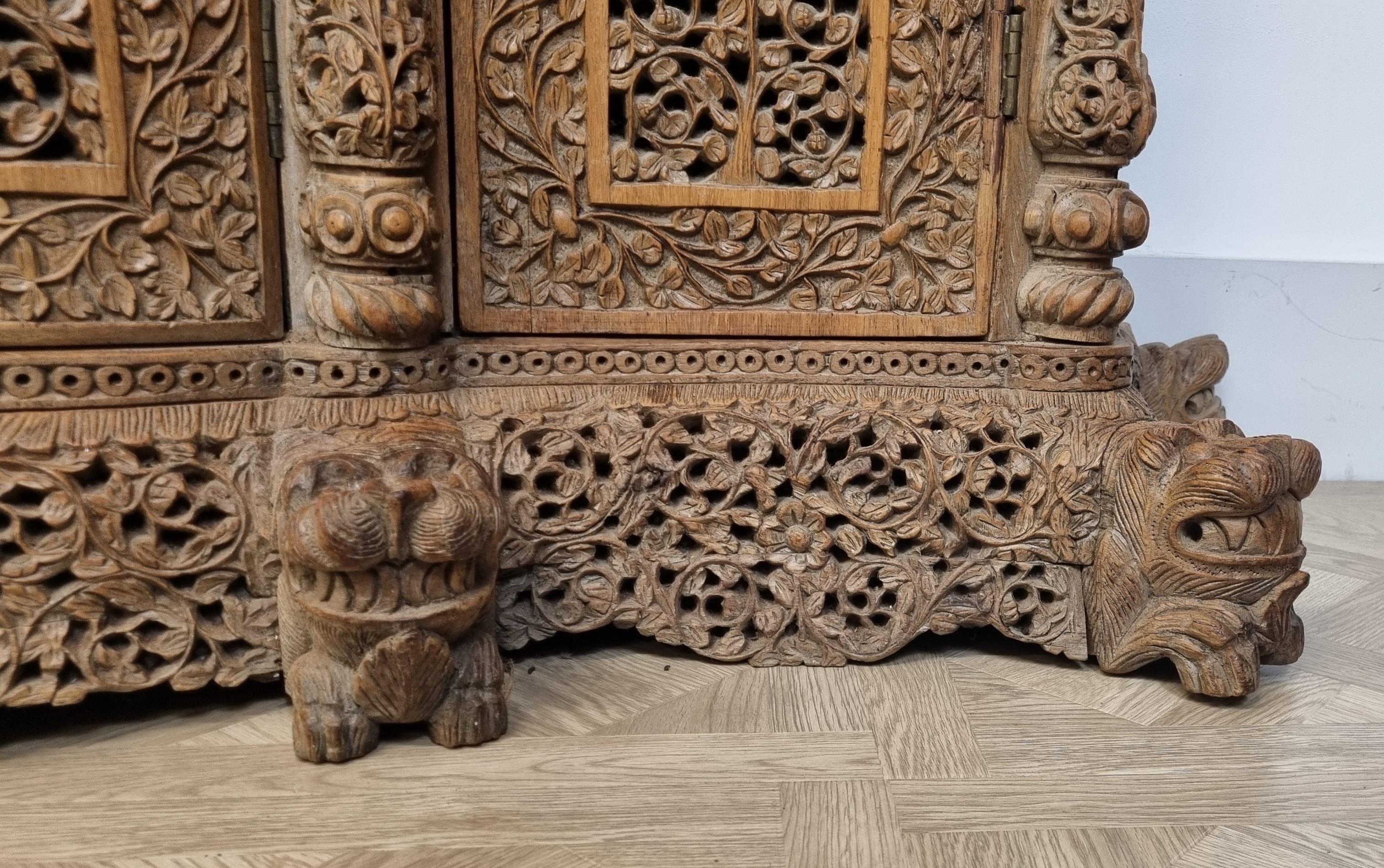 Cabinet sculpté anglo-indien / birman du 19e siècle en vente 2