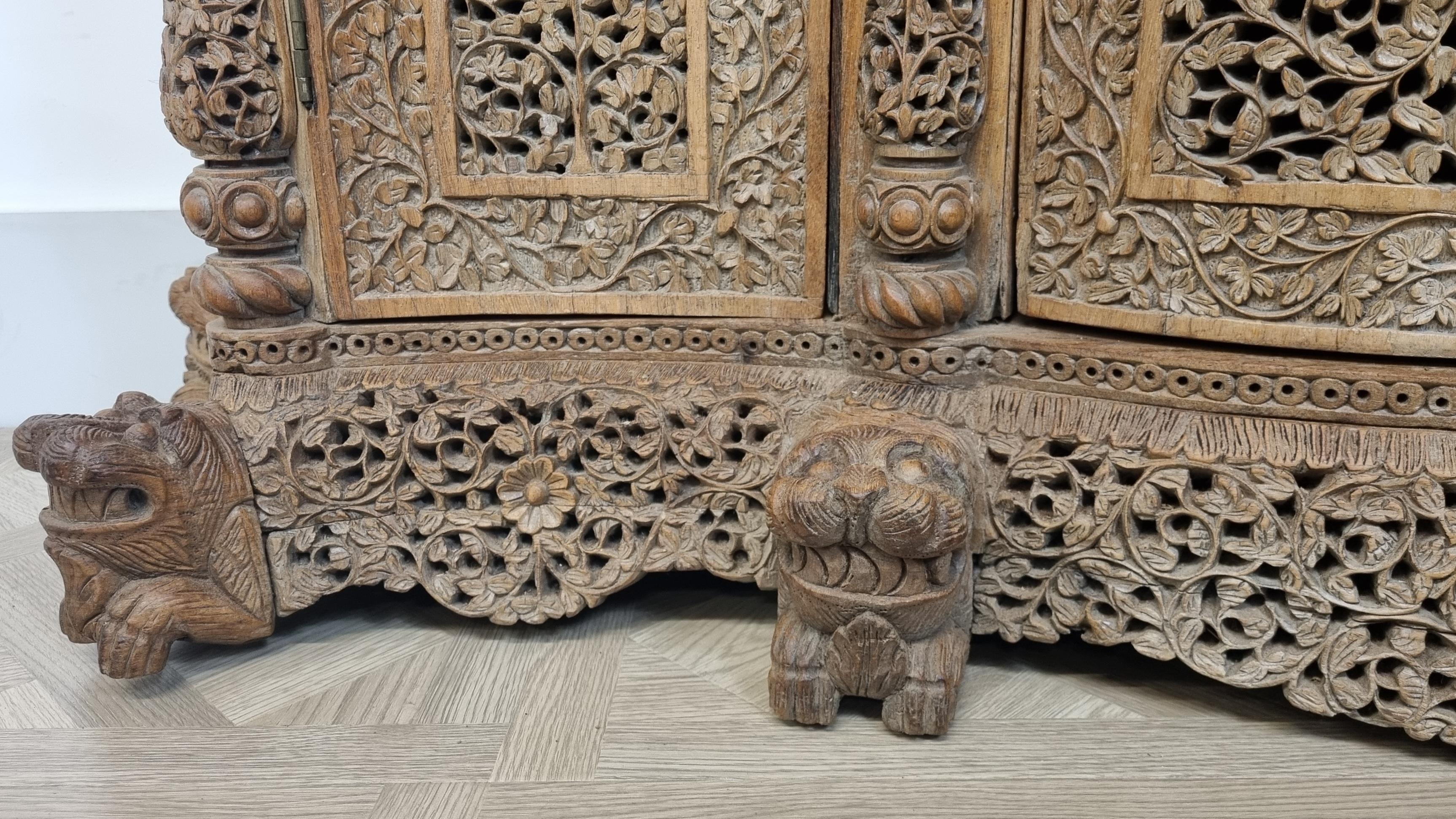Cabinet sculpté anglo-indien / birman du 19e siècle en vente 3