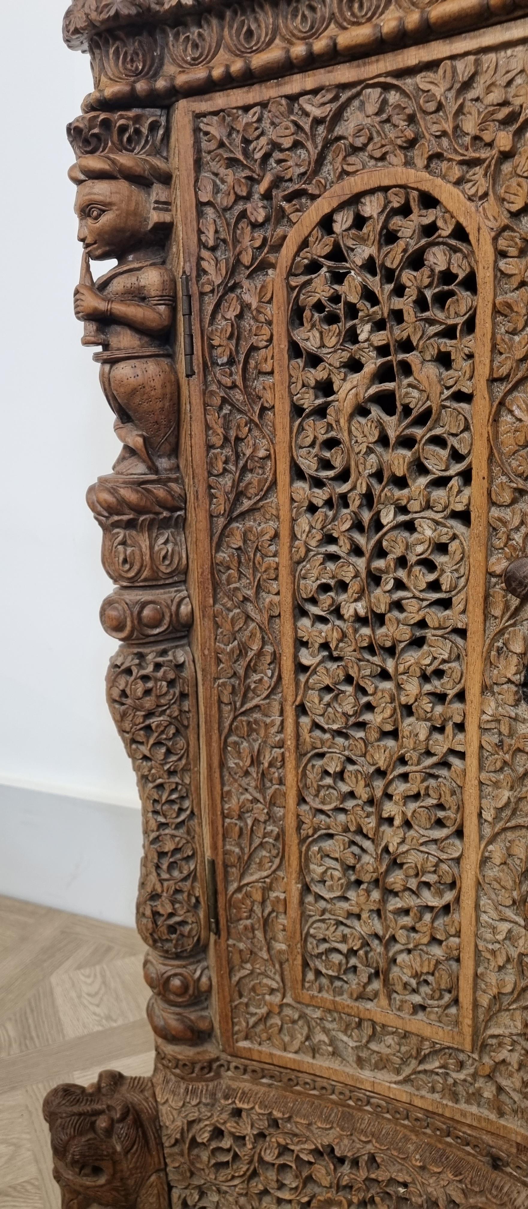 Cabinet sculpté anglo-indien / birman du 19e siècle en vente 4