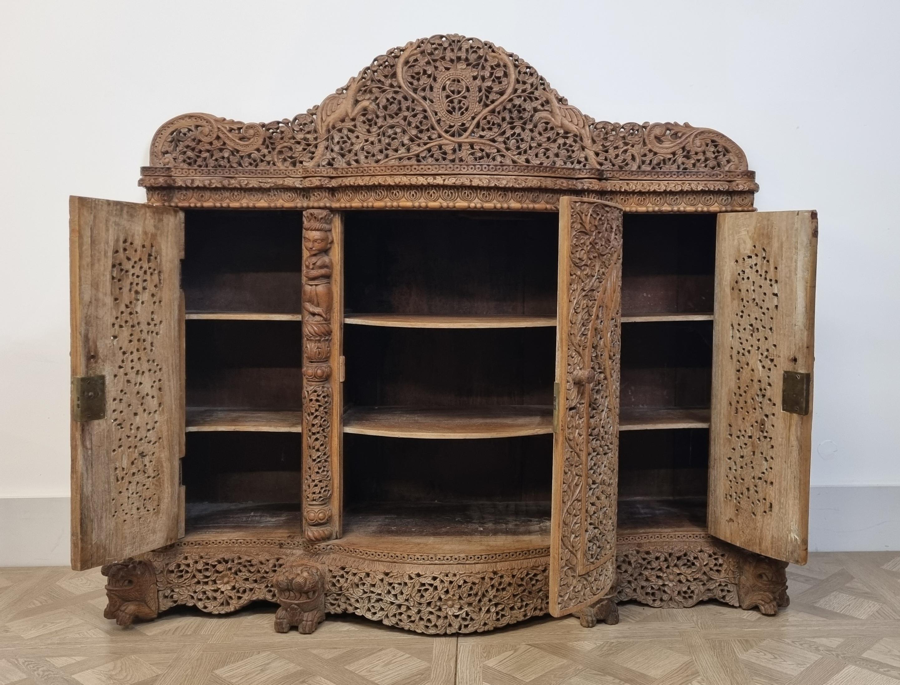 Anglo-indien Cabinet sculpté anglo-indien / birman du 19e siècle en vente